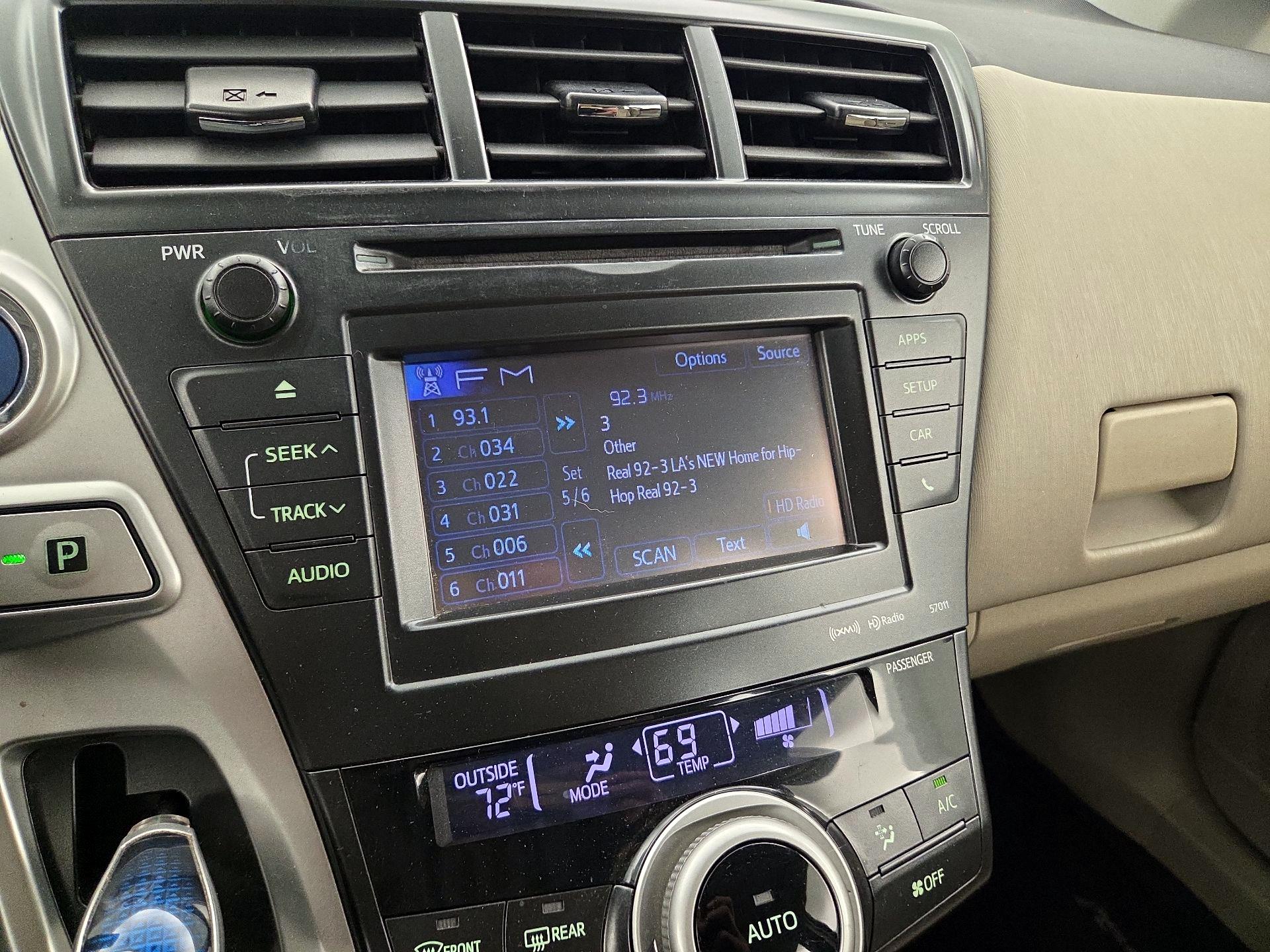 Thumbnail: 2014 Toyota Prius v - 16
