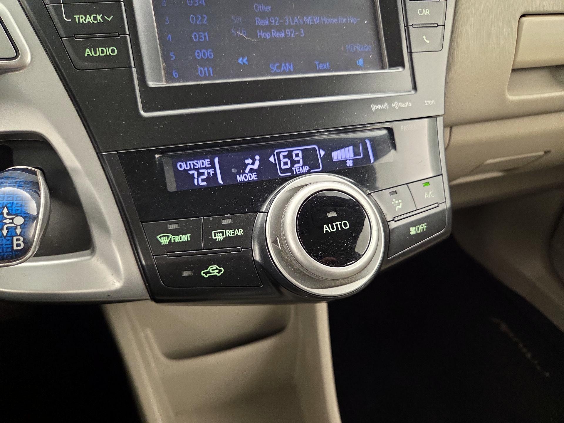 Thumbnail: 2014 Toyota Prius v - 17
