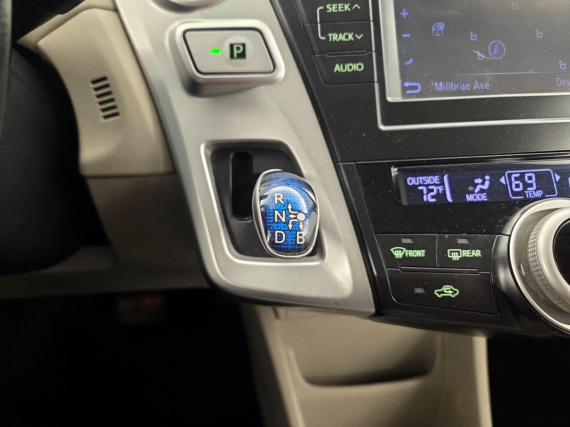 Thumbnail: 2014 Toyota Prius v - 18
