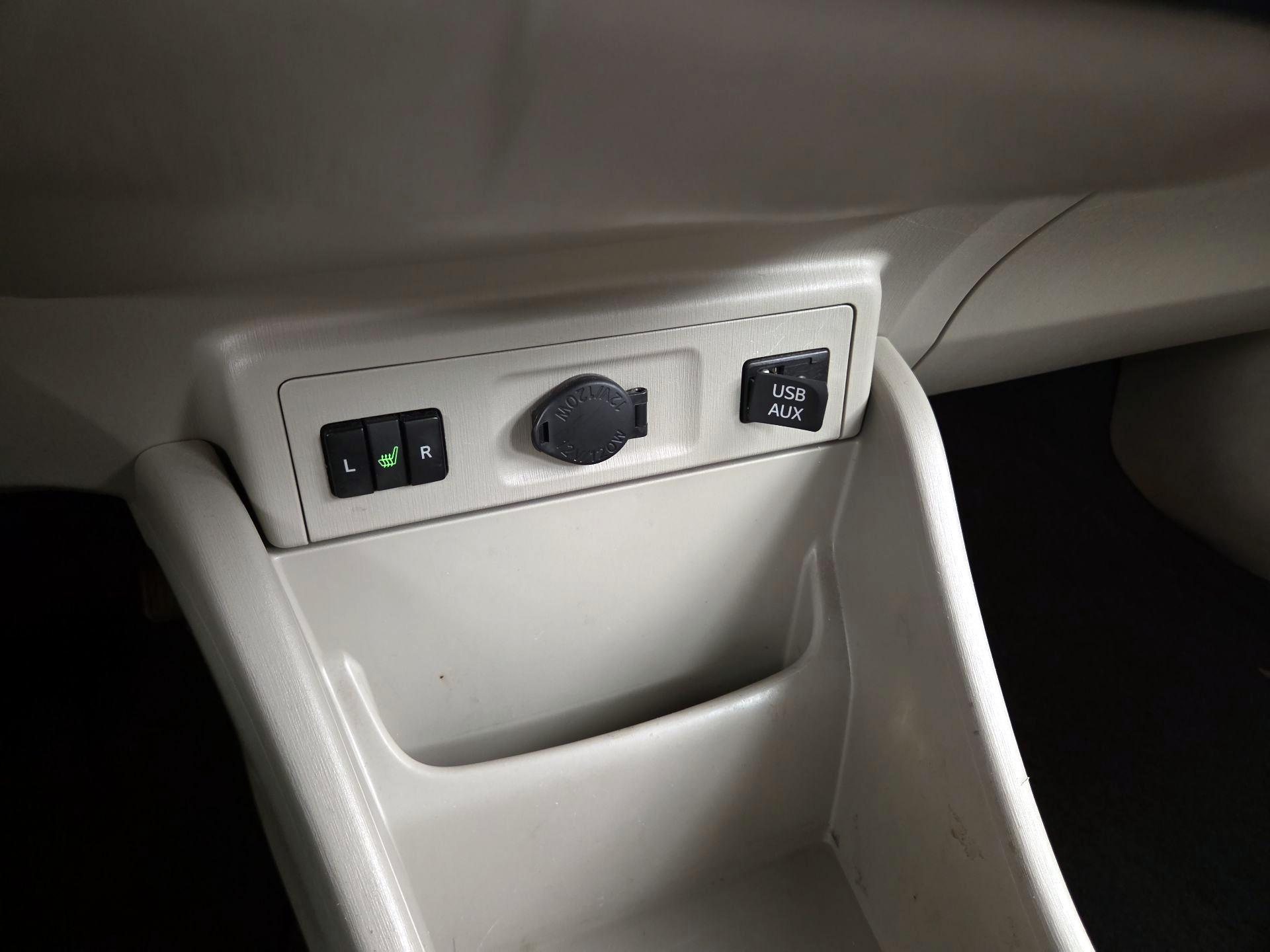 Thumbnail: 2014 Toyota Prius v - 19