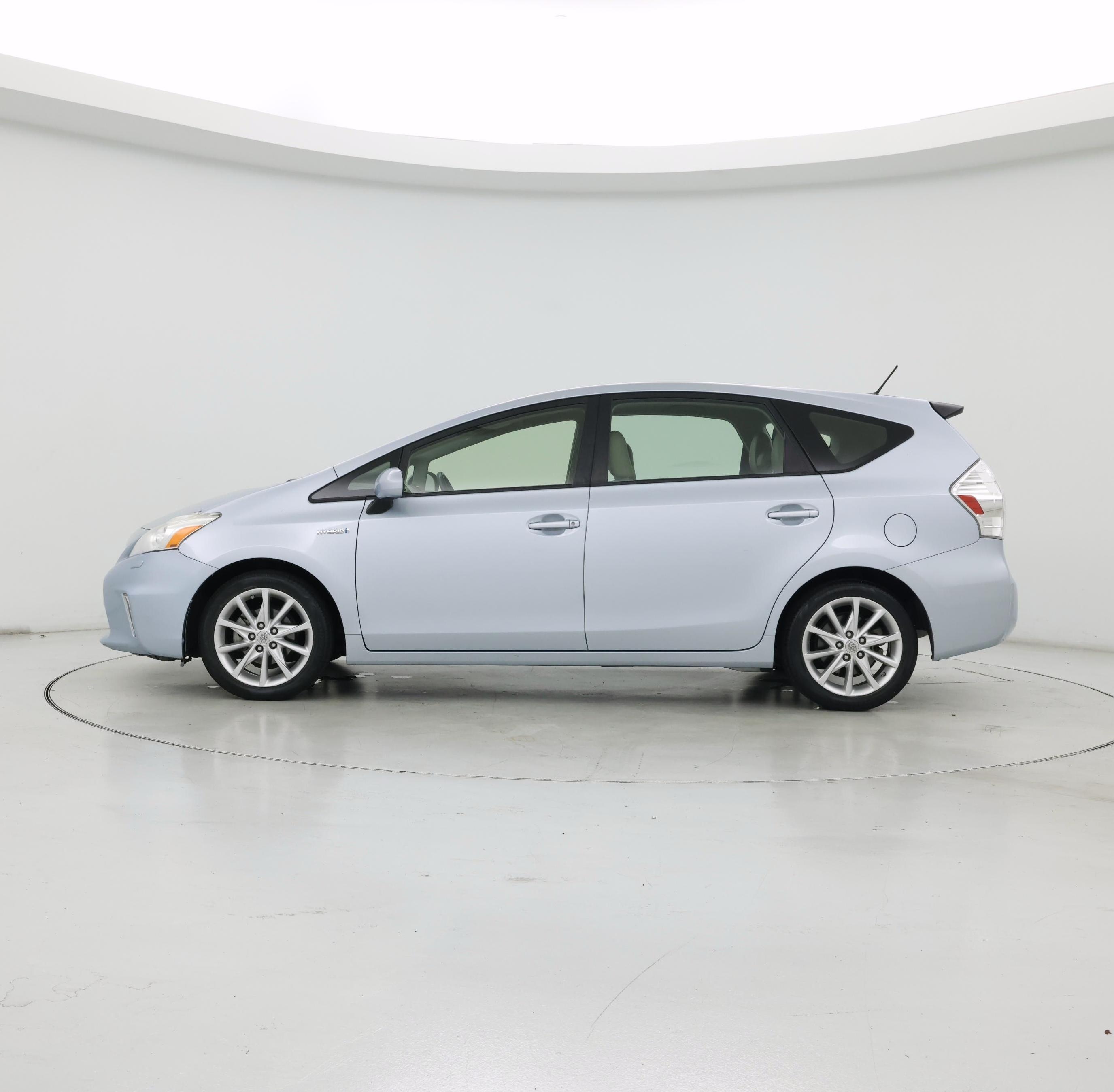Thumbnail: 2014 Toyota Prius v - 3
