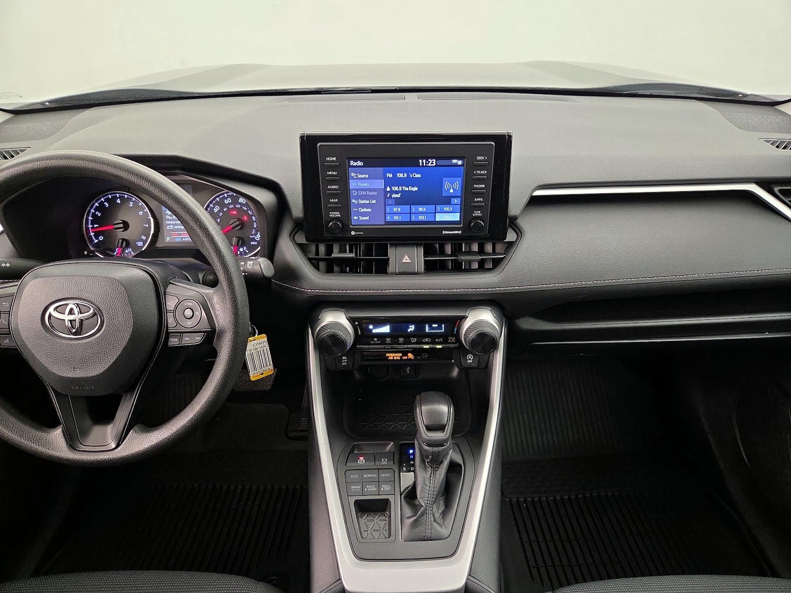 2022 Toyota RAV4 LE - Photo 10