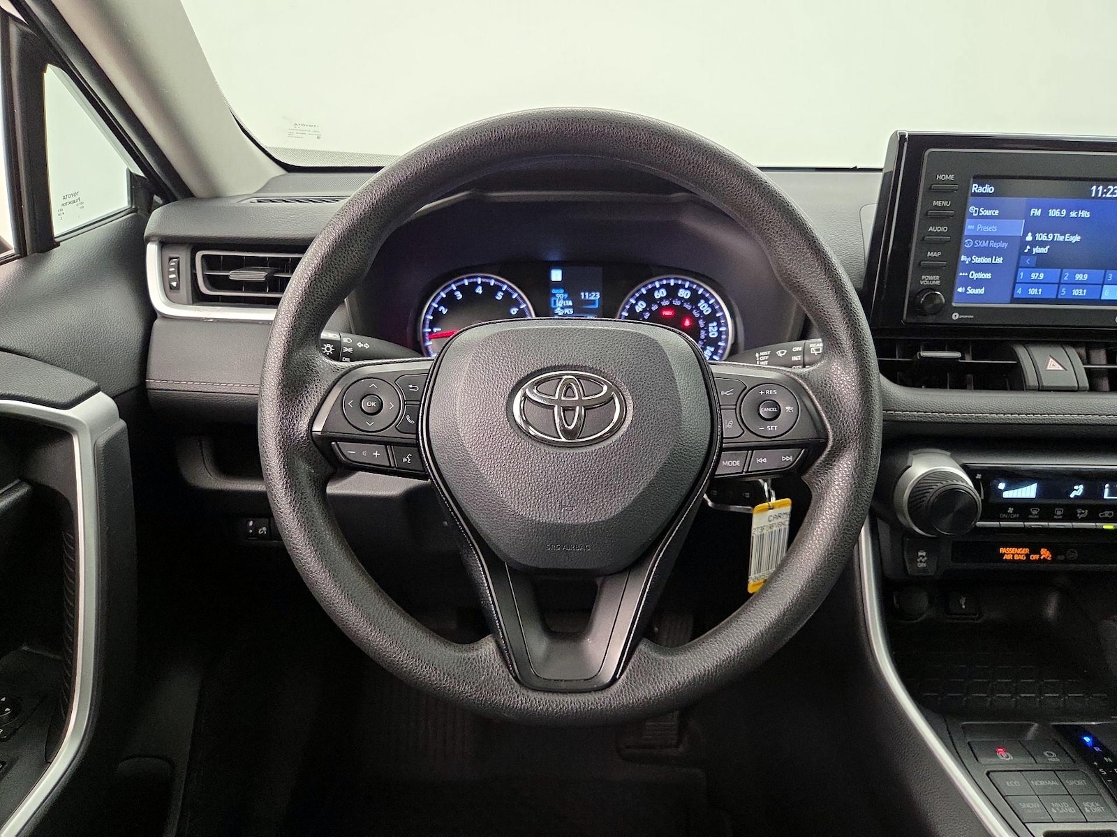 2022 Toyota RAV4 LE - Photo 11