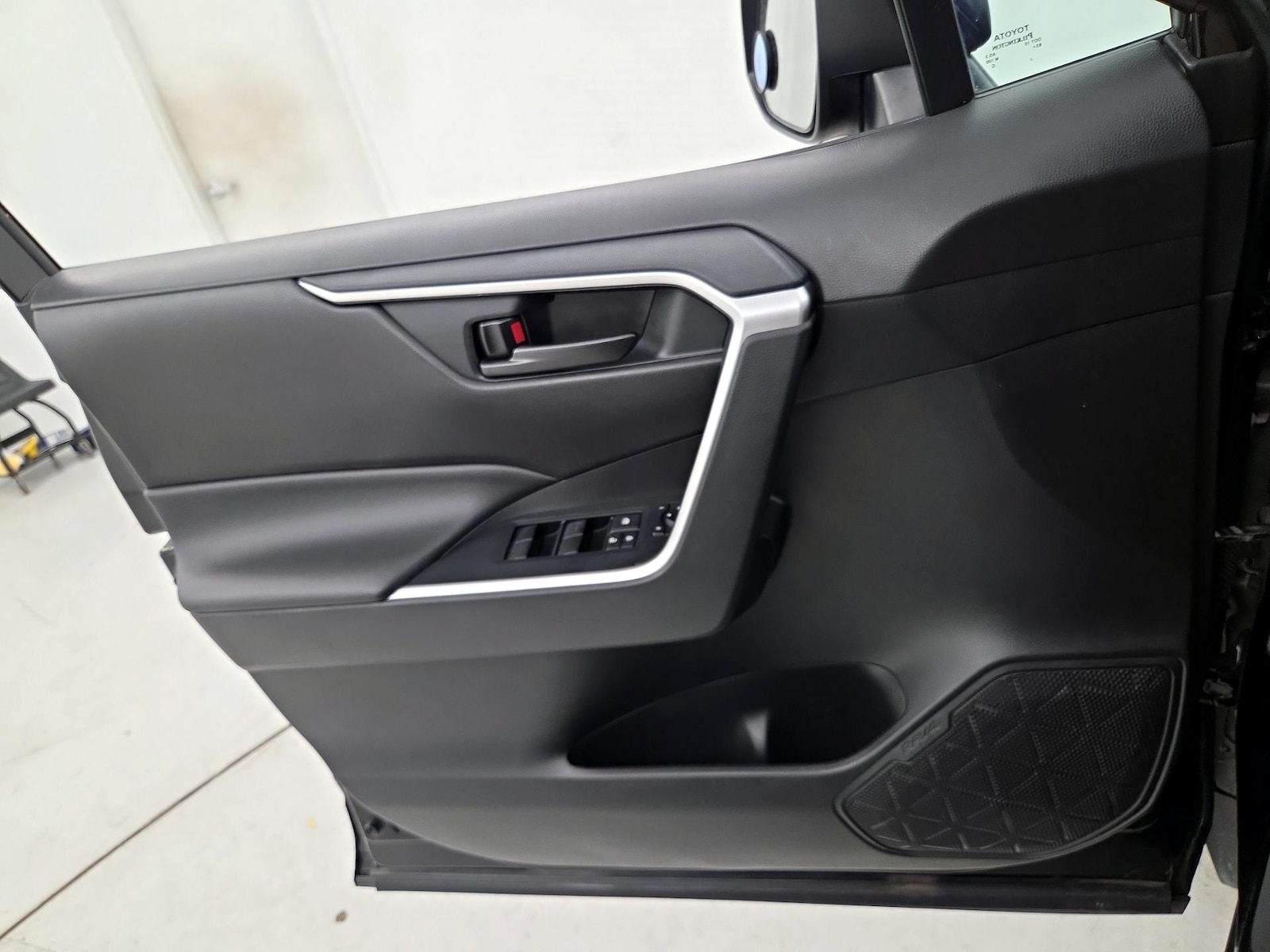 2022 Toyota RAV4 LE - Photo 13