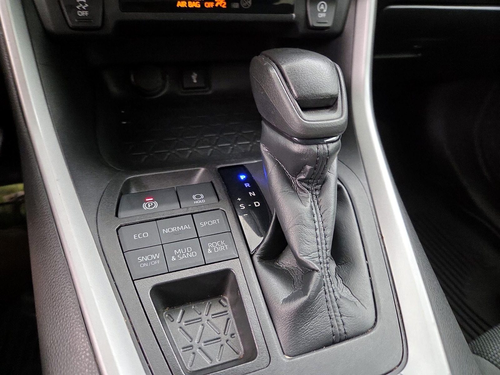 2022 Toyota RAV4 LE - Photo 19