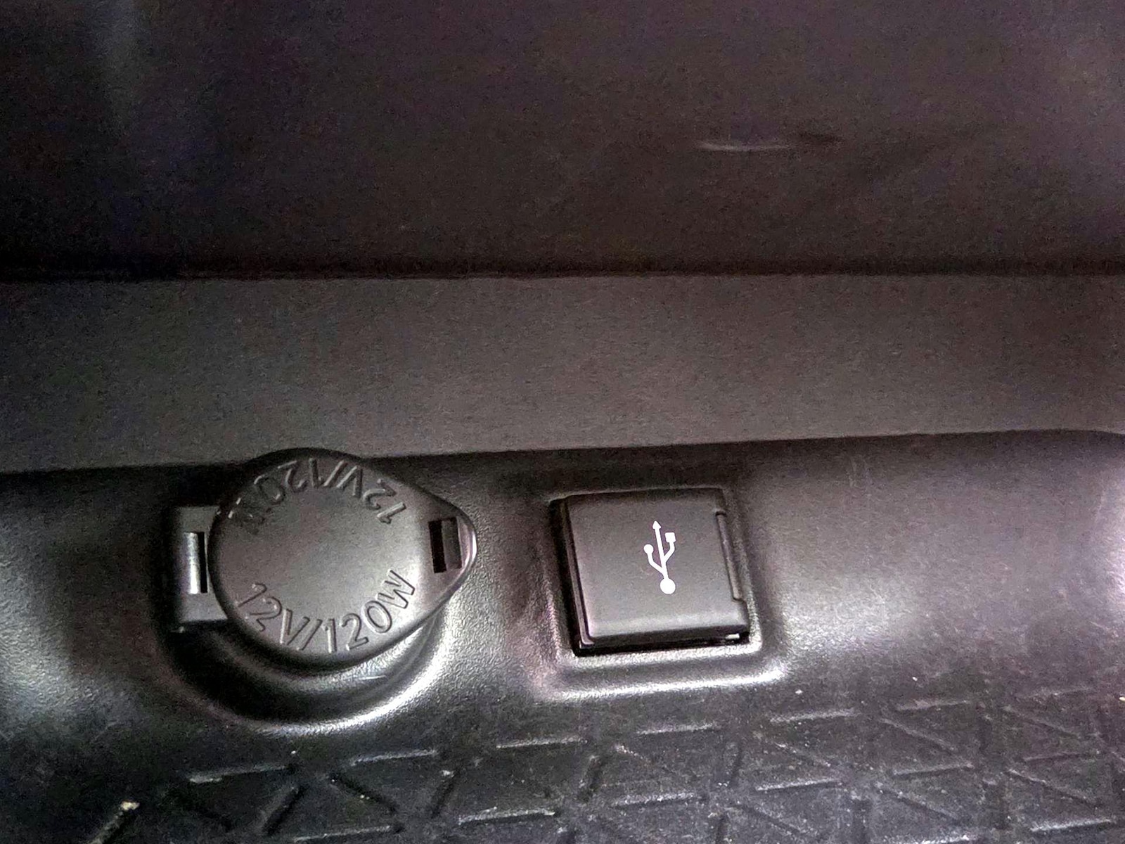 2022 Toyota RAV4 LE - Photo 20