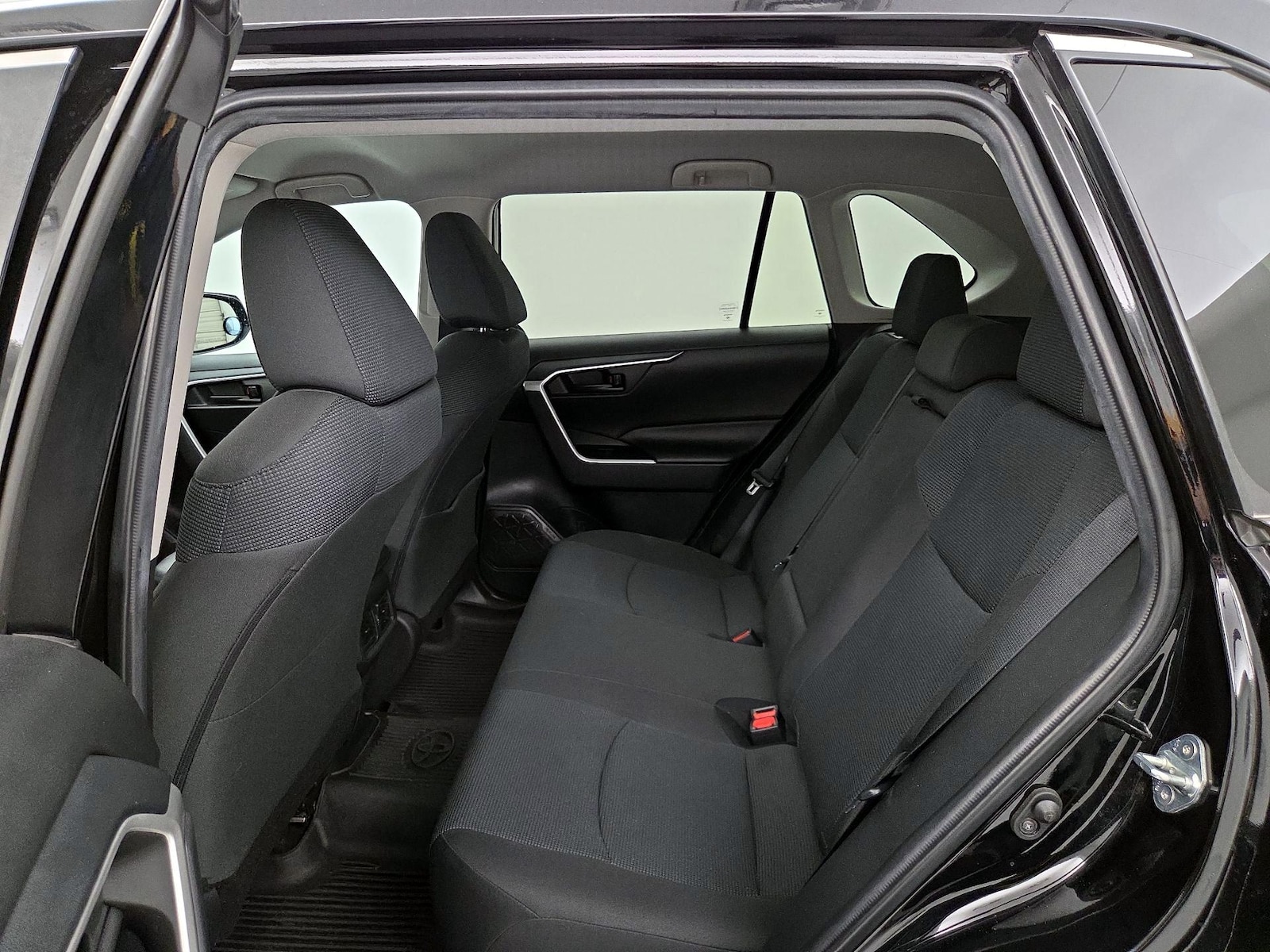 2022 Toyota RAV4 LE - Photo 21