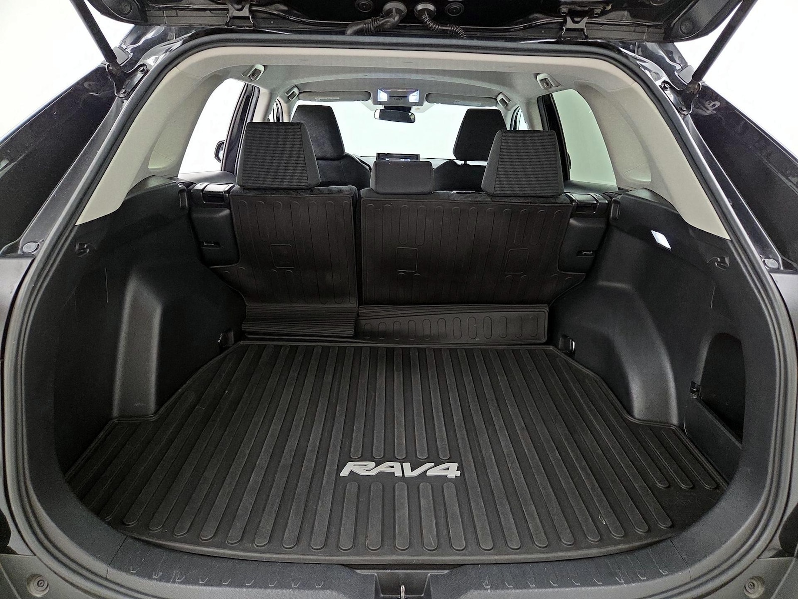 2022 Toyota RAV4 LE - Photo 22