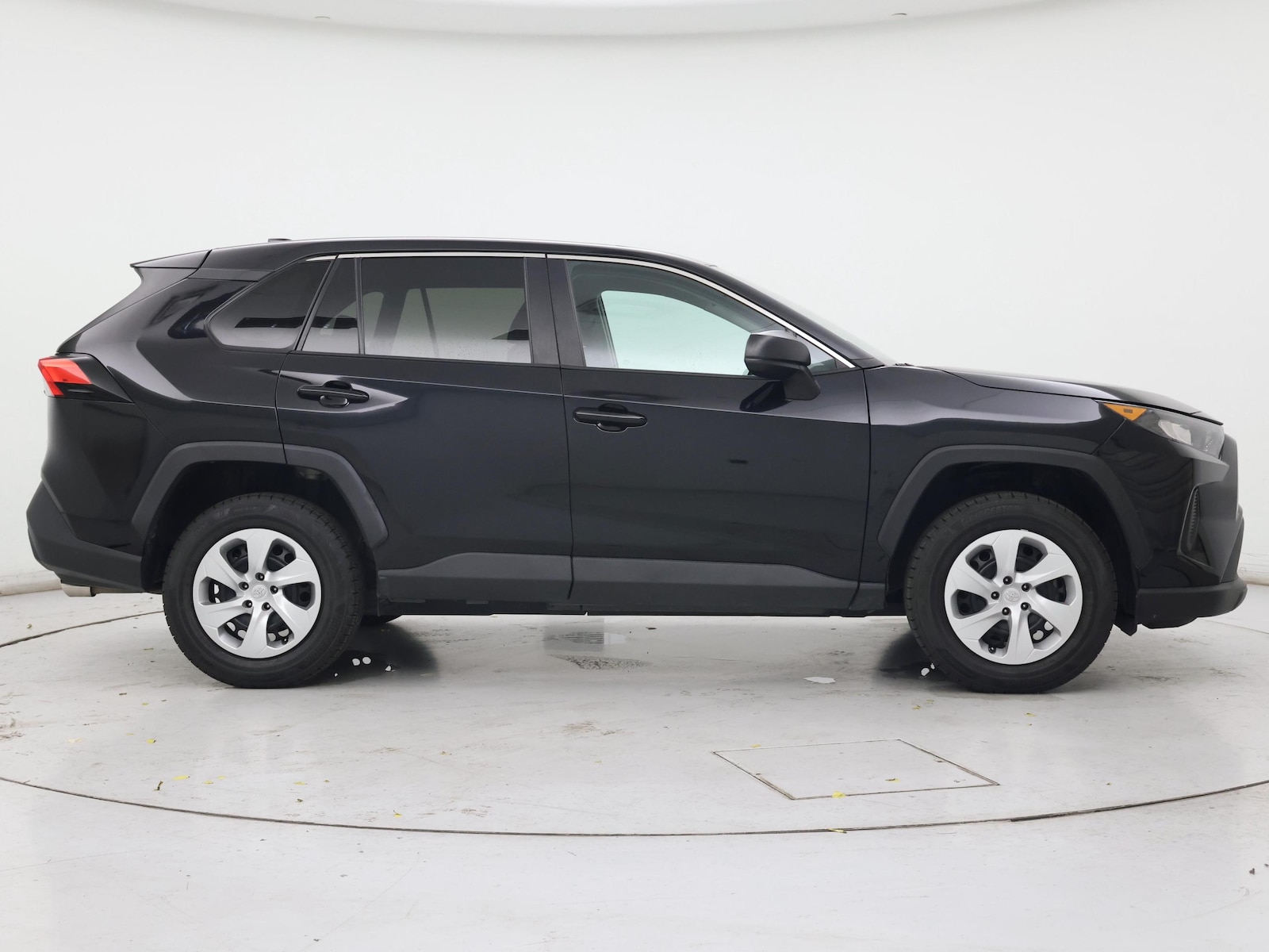 2022 Toyota RAV4 LE - Photo 8