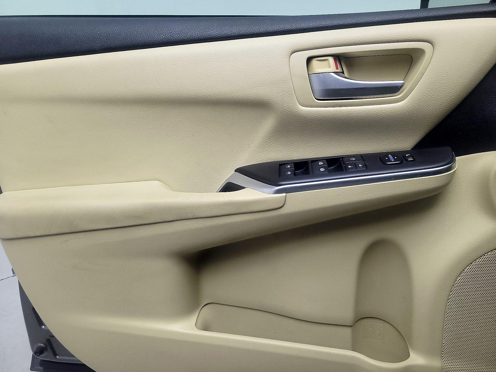 Thumbnail: 2017 Toyota Camry - 12
