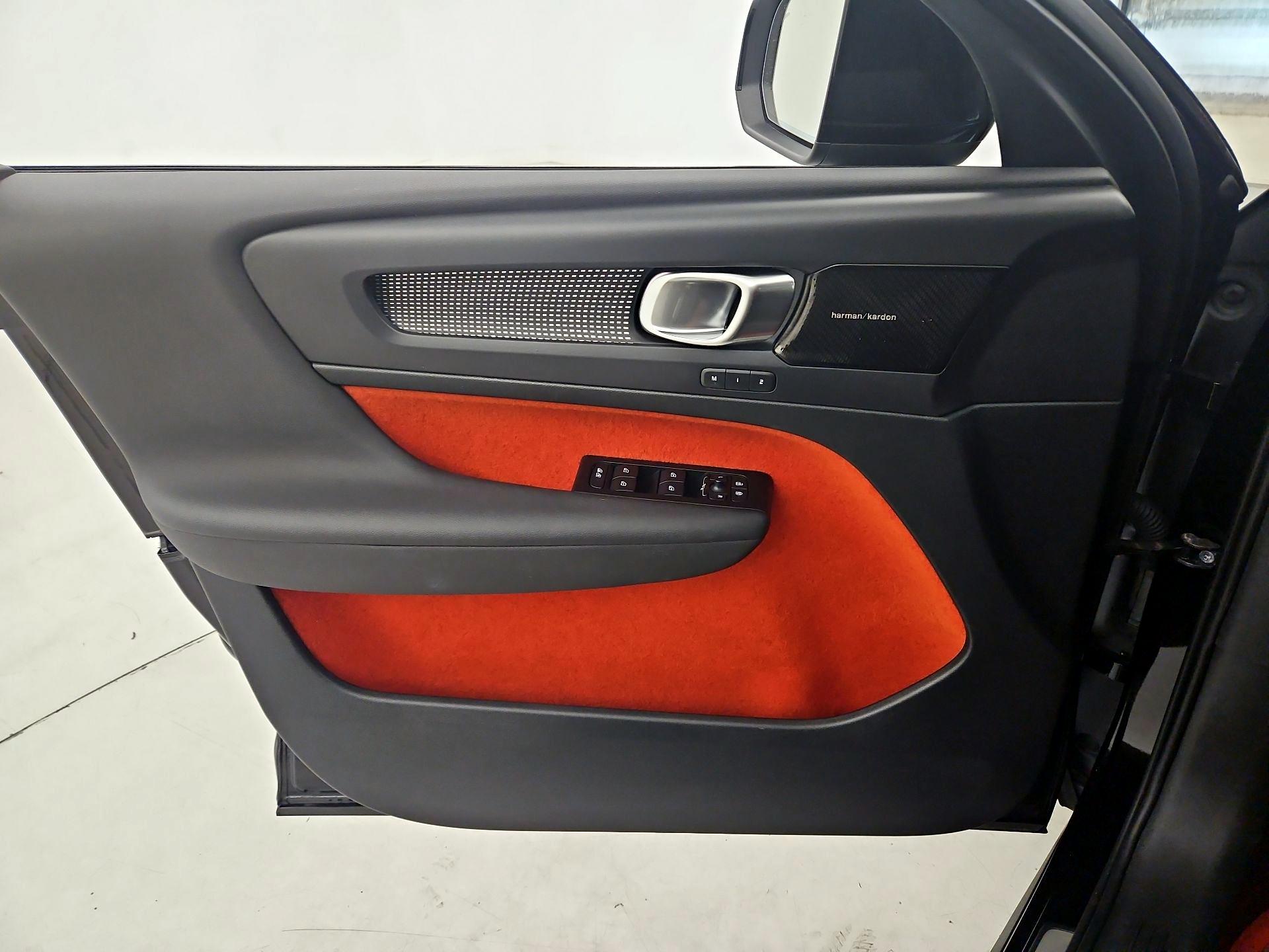Thumbnail: 2021 Volvo XC40 - 12