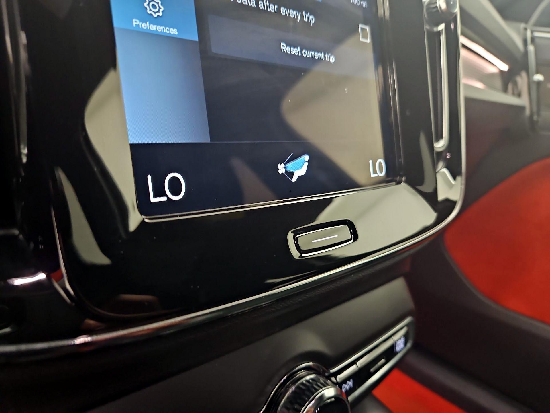 Thumbnail: 2021 Volvo XC40 - 16
