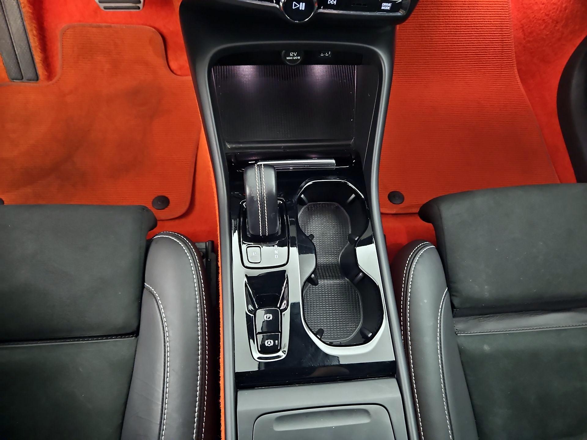 Thumbnail: 2021 Volvo XC40 - 17
