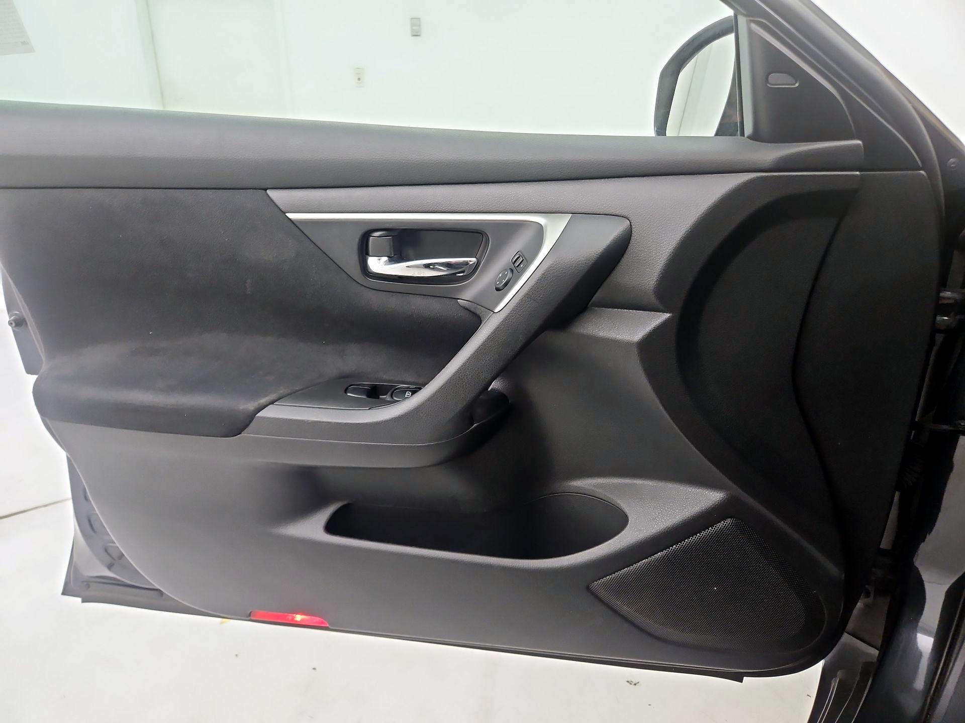 Thumbnail: 2015 Nissan Altima - 12