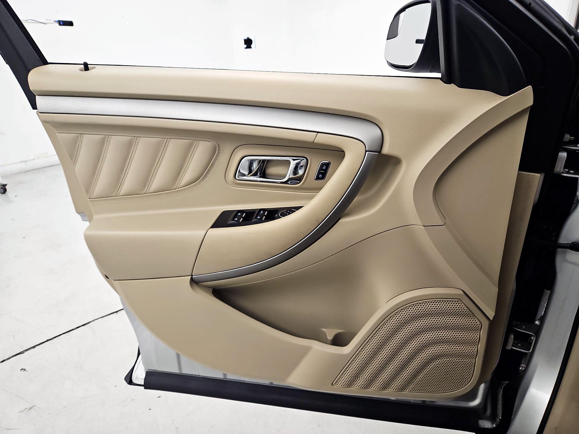 Thumbnail: 2016 Ford Taurus - 12