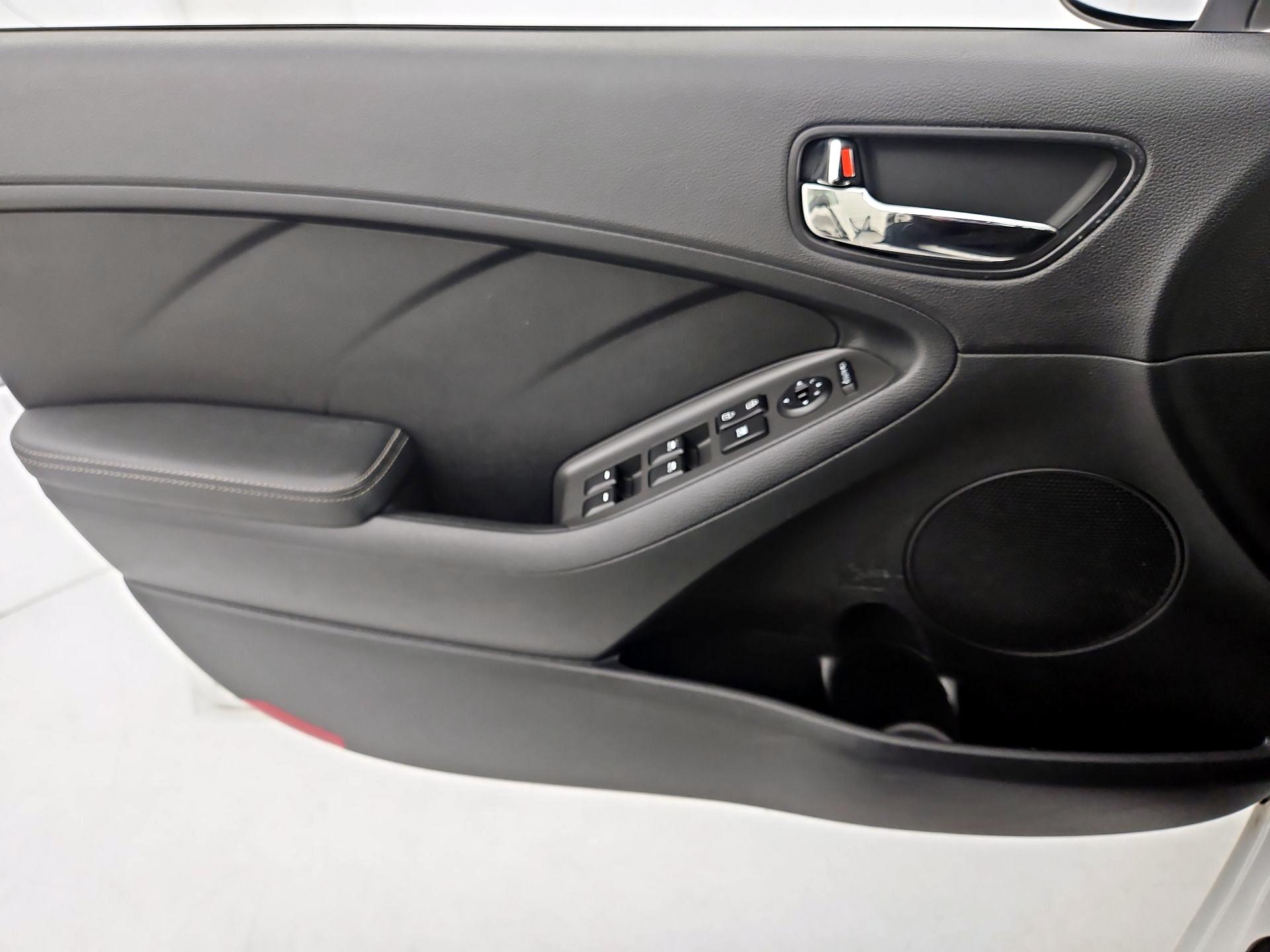 Thumbnail: 2017 Kia Forte - 12