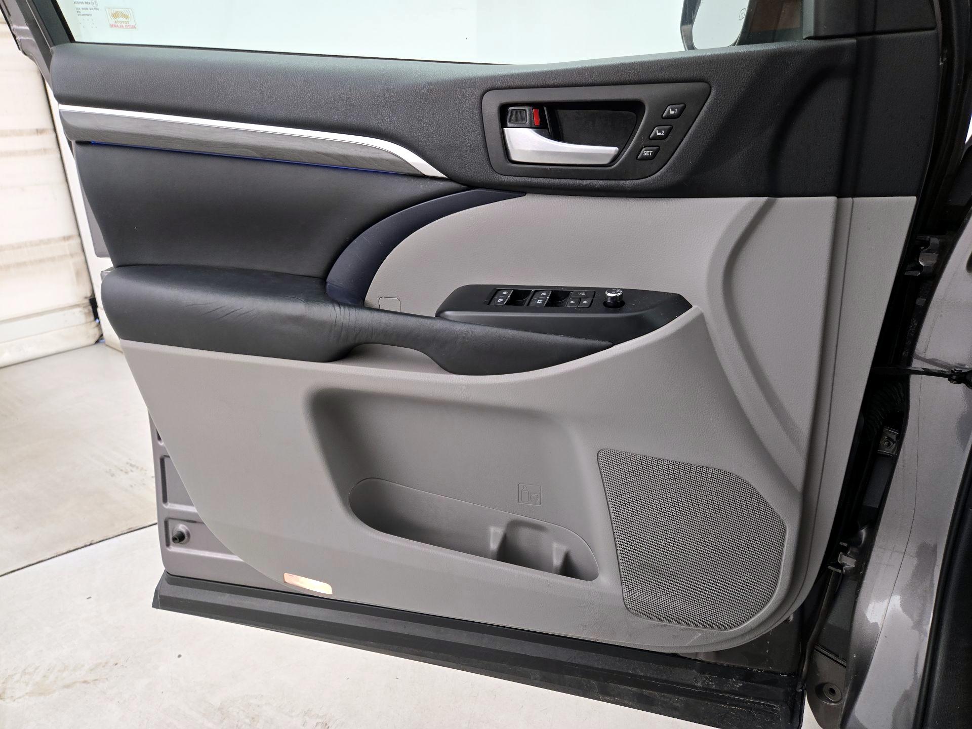 Thumbnail: 2017 Toyota Highlander - 12
