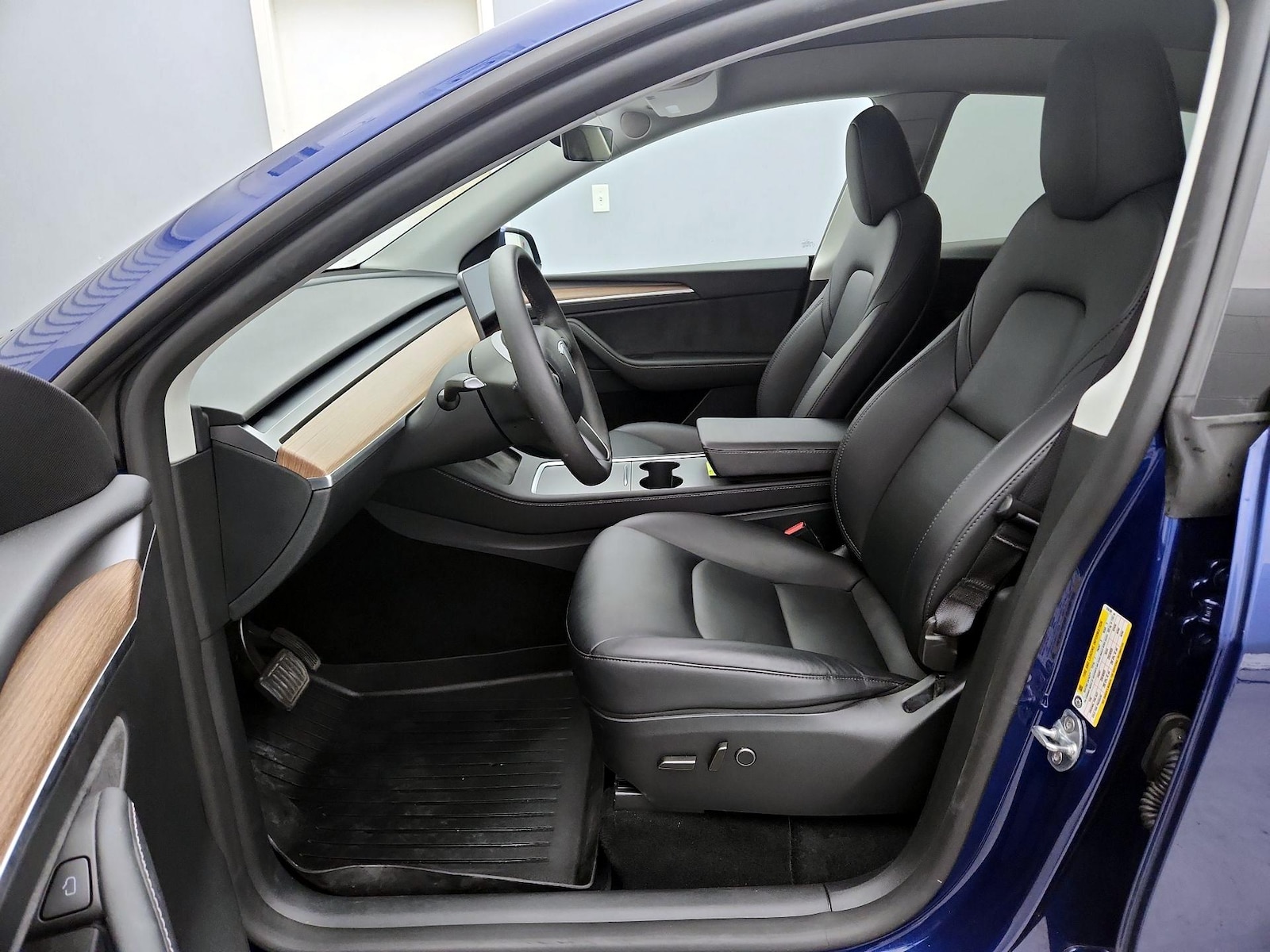 2025 Tesla Model Y Long Range - Photo 12