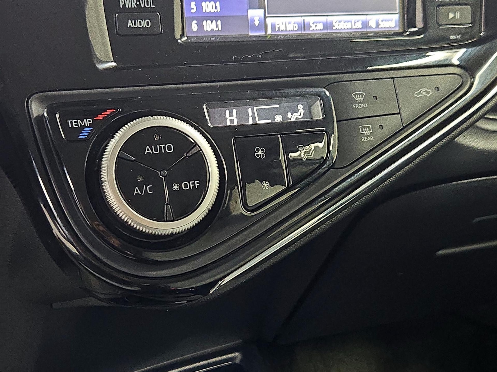 2018 Toyota Prius c One - Photo 17