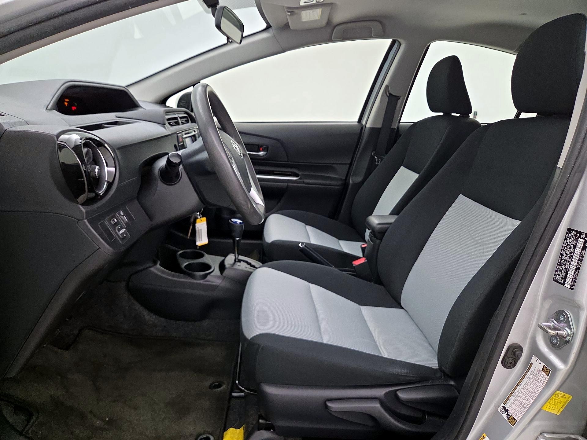 Thumbnail: 2016 Toyota Prius c - 11