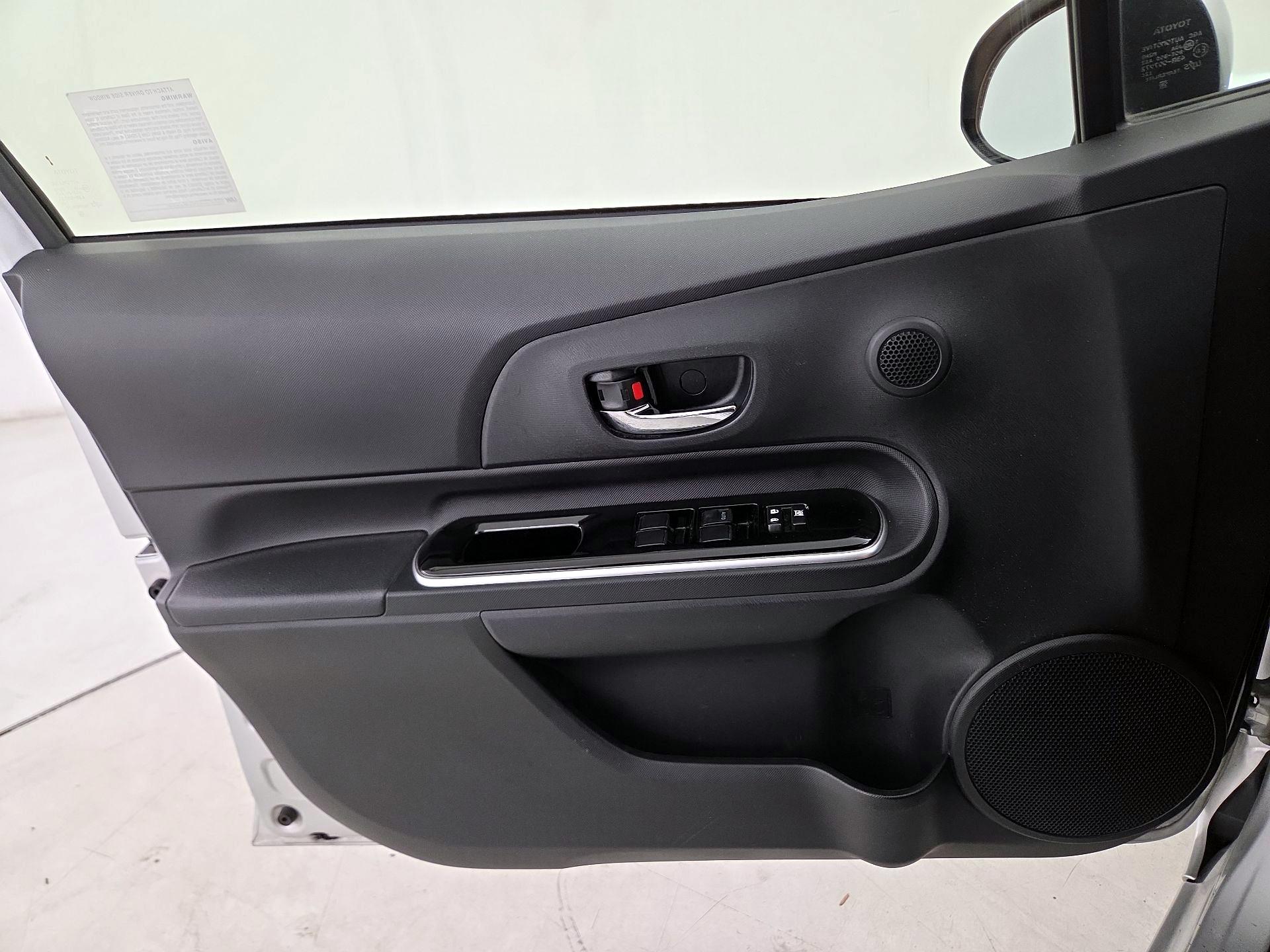 Thumbnail: 2016 Toyota Prius c - 12