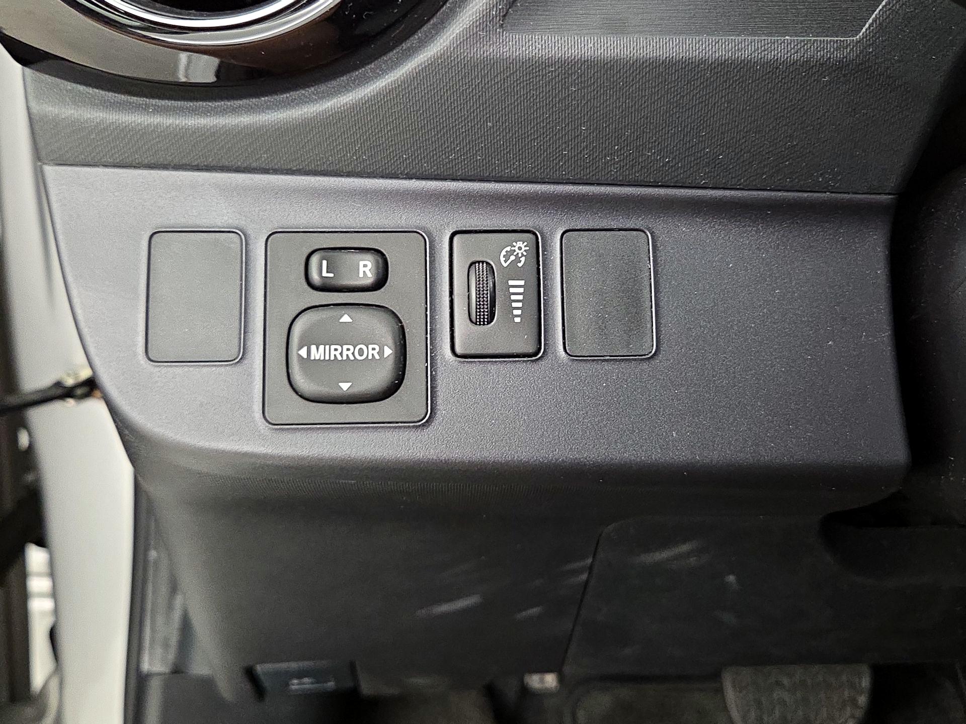 Thumbnail: 2016 Toyota Prius c - 13