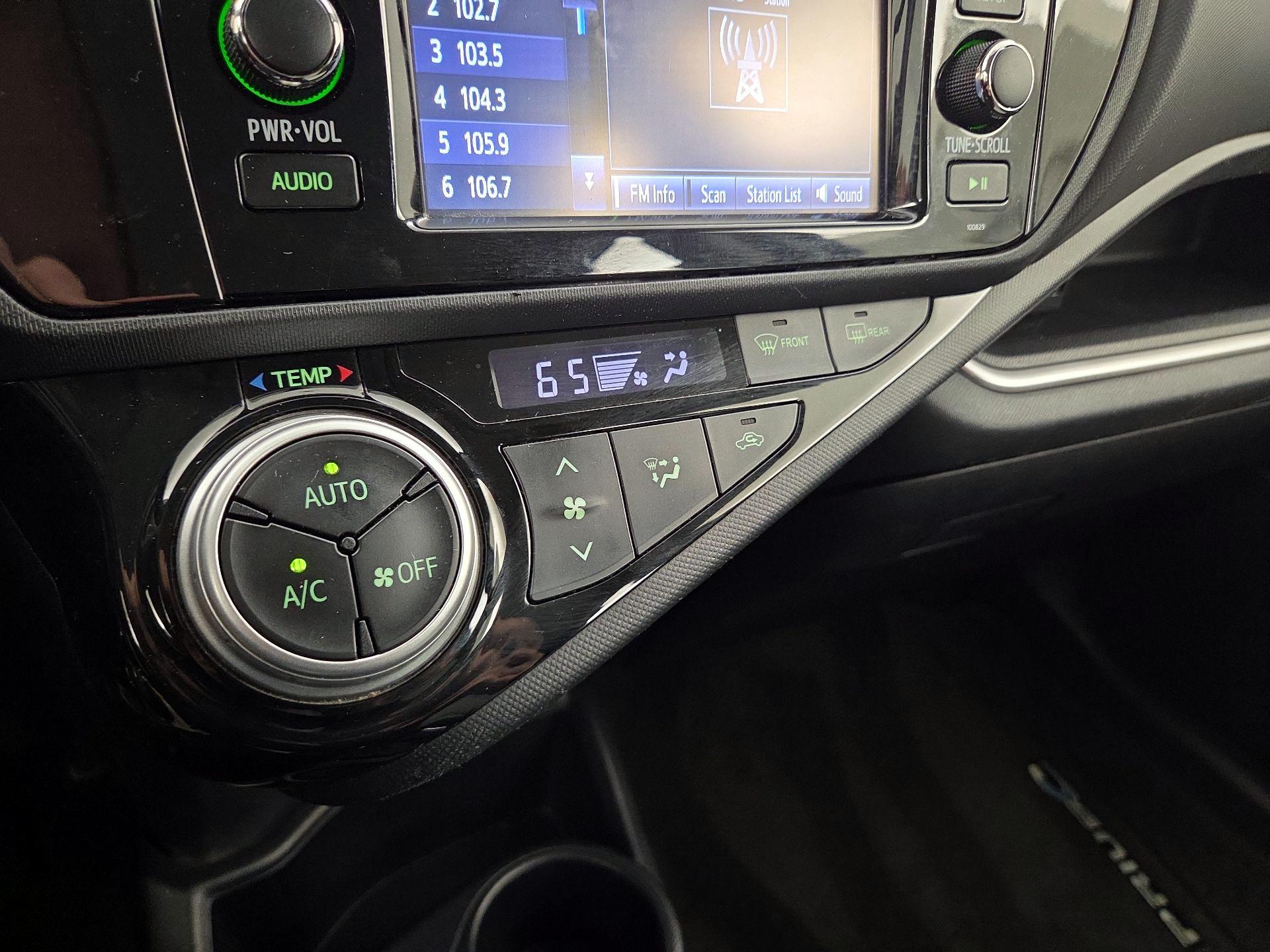 Thumbnail: 2016 Toyota Prius c - 15
