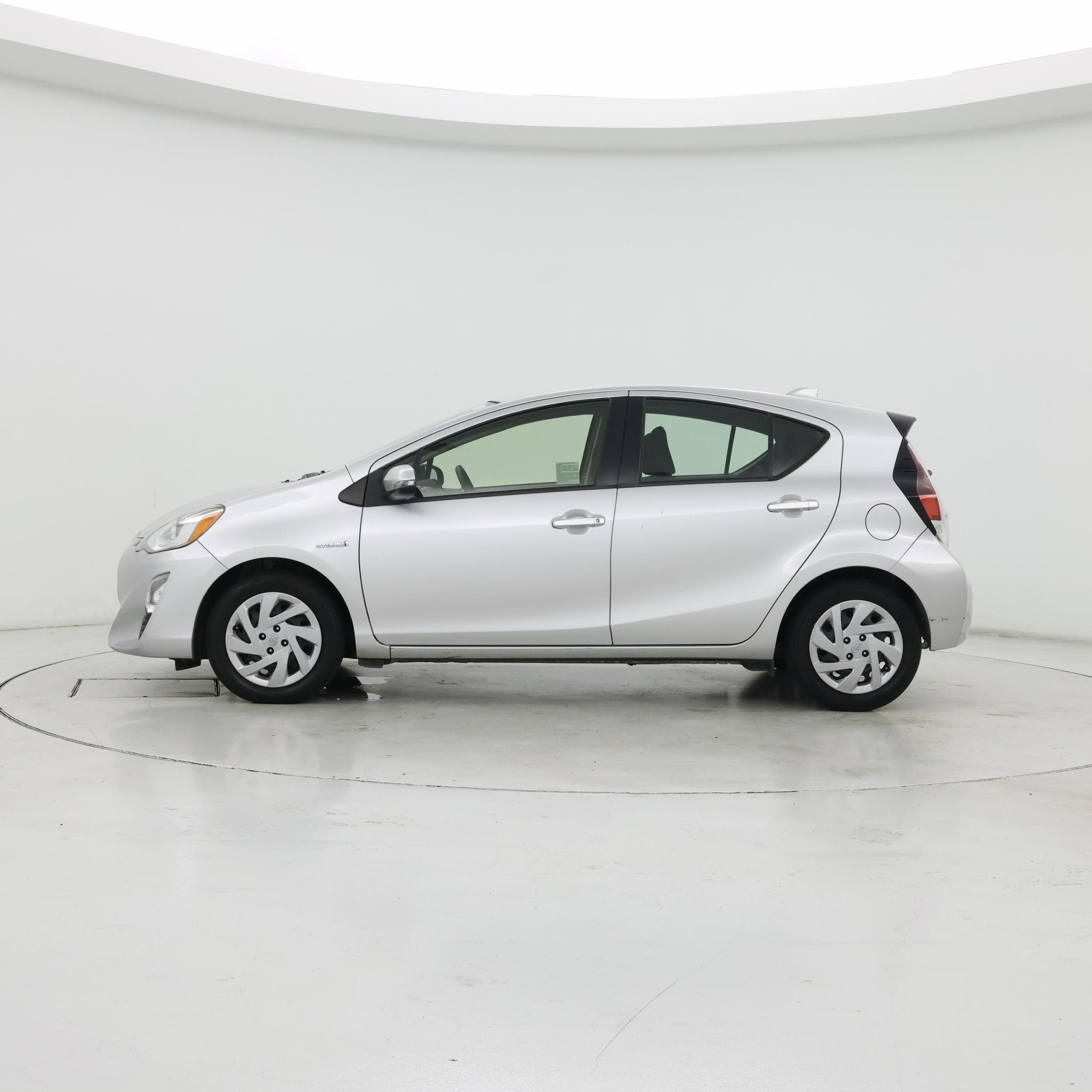 Thumbnail: 2016 Toyota Prius c - 3