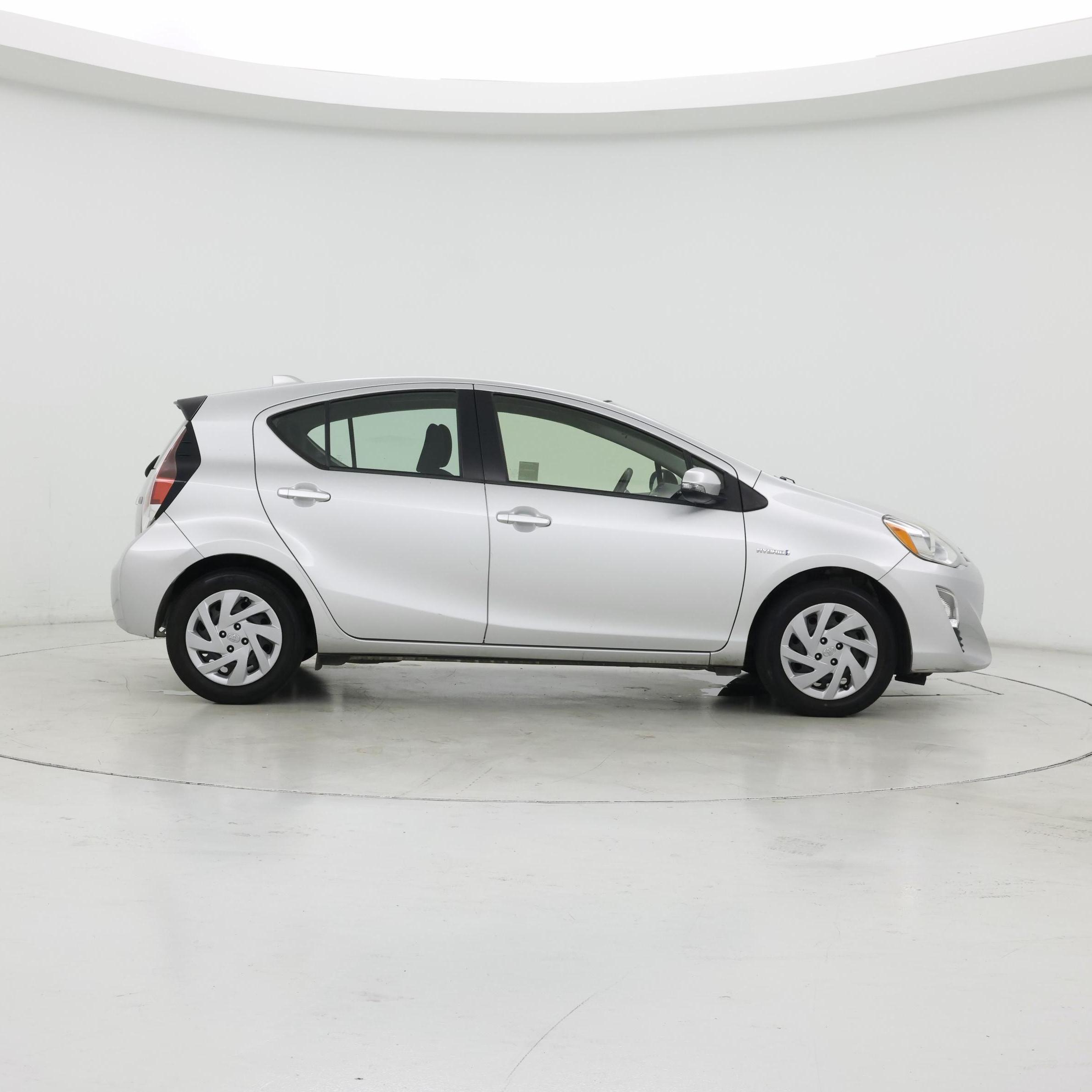 Thumbnail: 2016 Toyota Prius c - 7