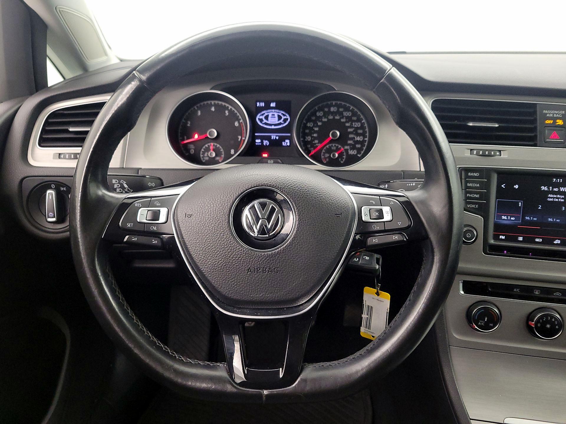 Thumbnail: 2016 Volkswagen Golf - 10