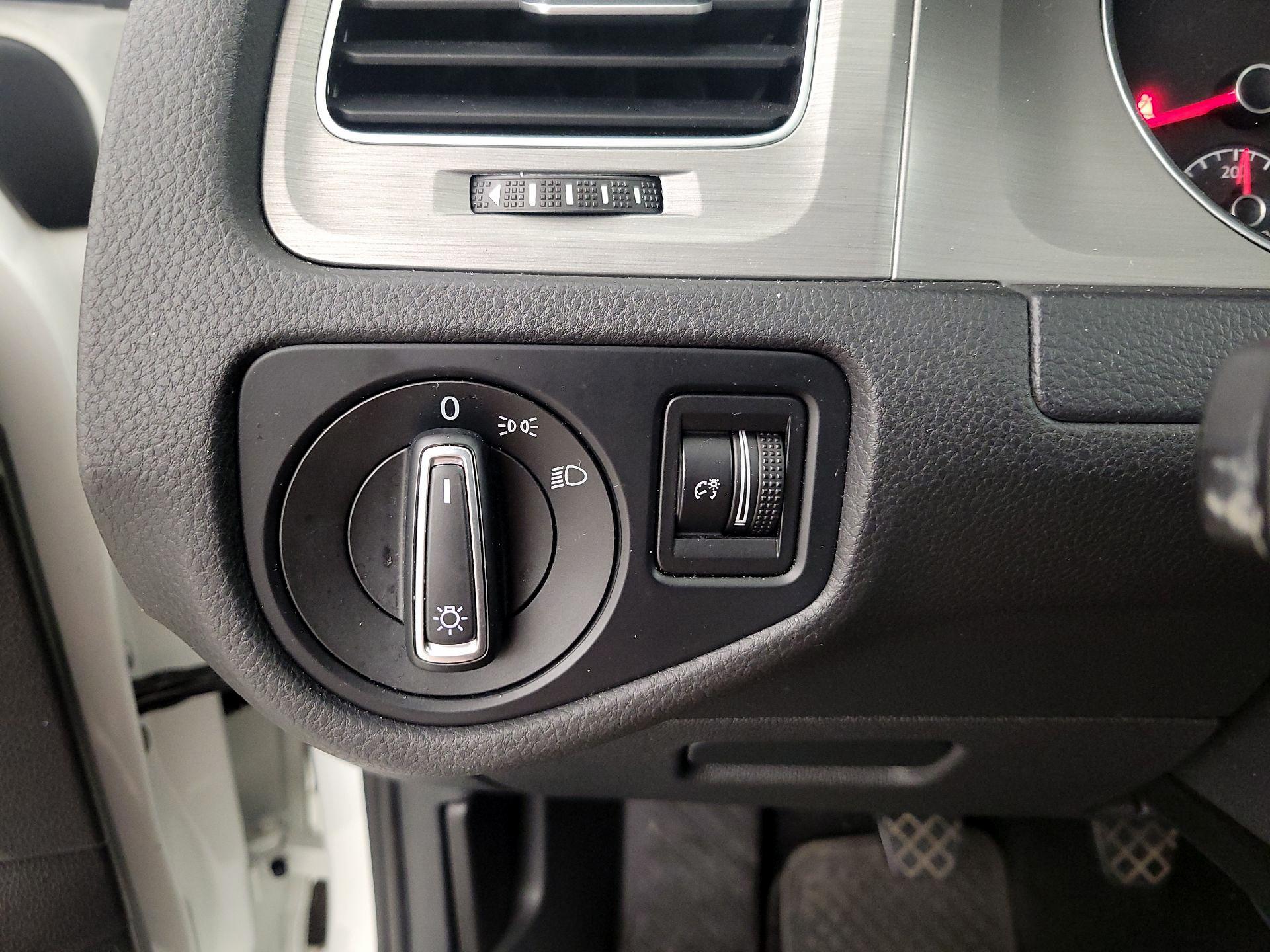 Thumbnail: 2016 Volkswagen Golf - 13
