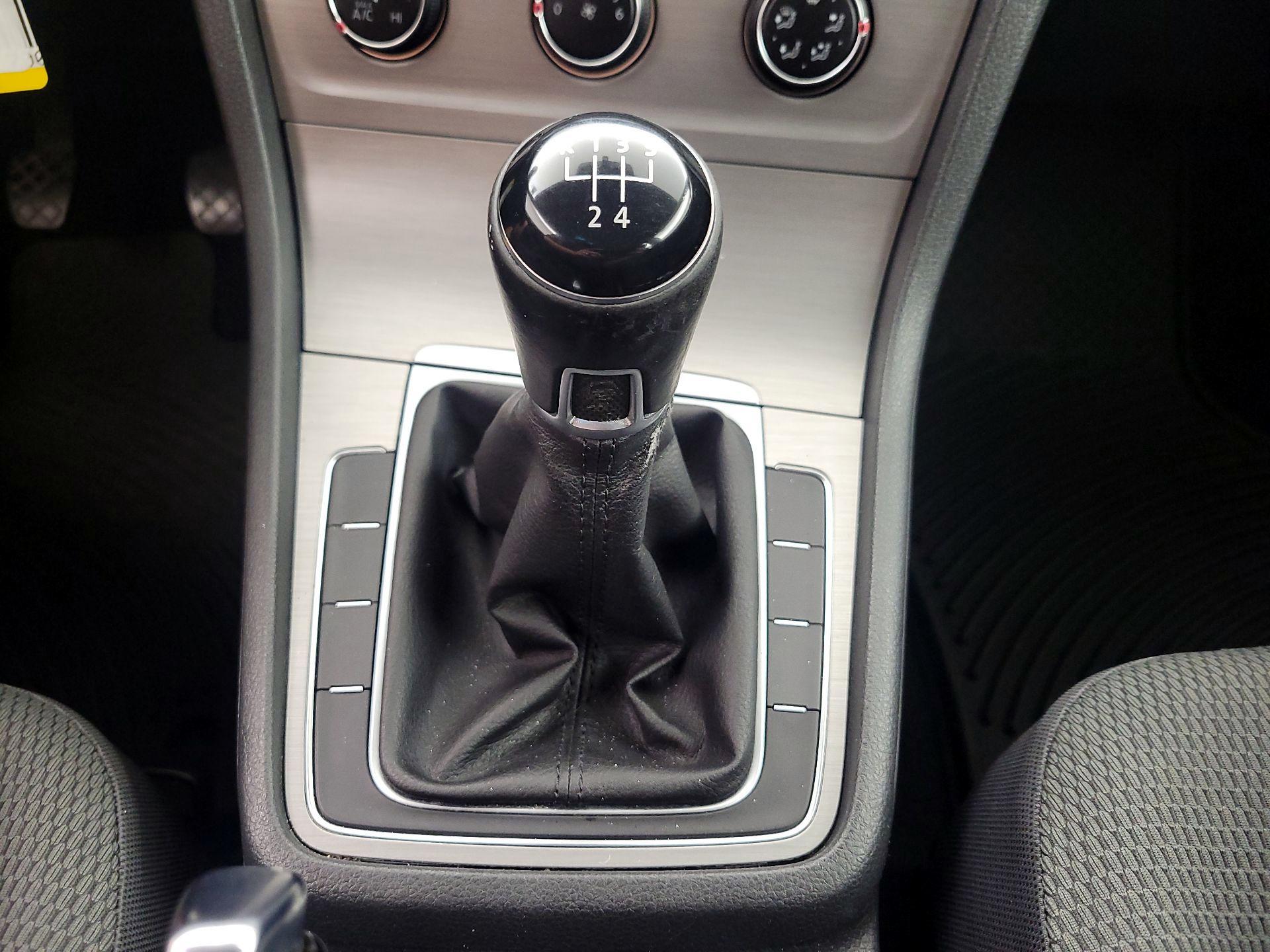Thumbnail: 2016 Volkswagen Golf - 17
