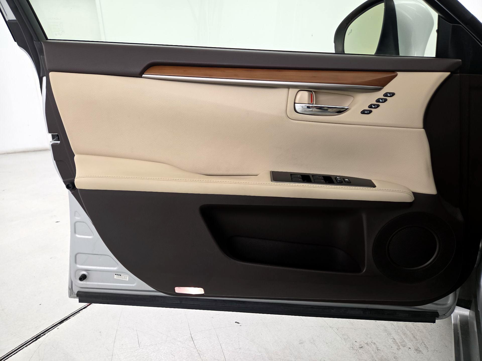 Thumbnail: 2016 Lexus ES - 12