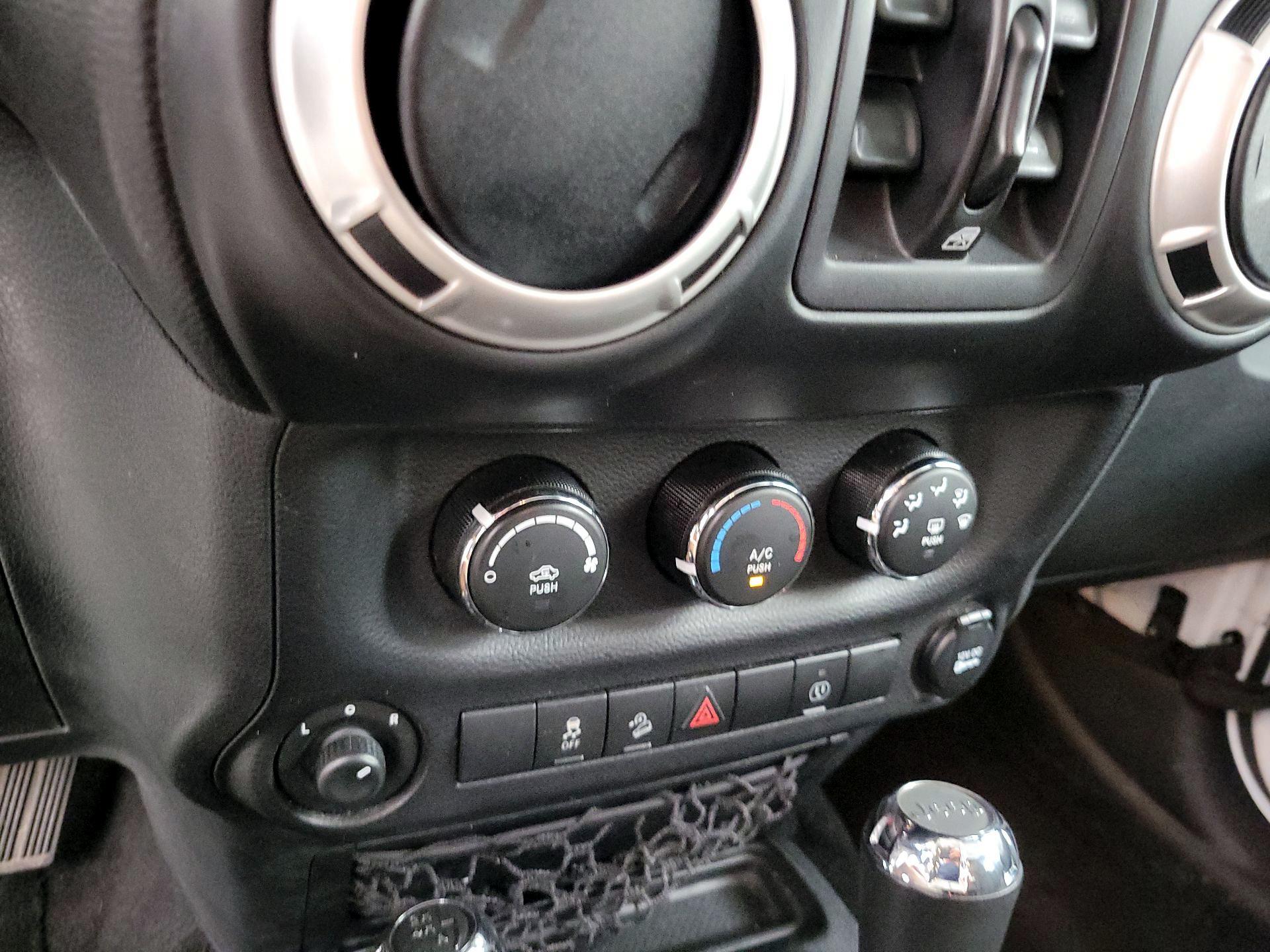 Thumbnail: 2017 Jeep Wrangler - 14