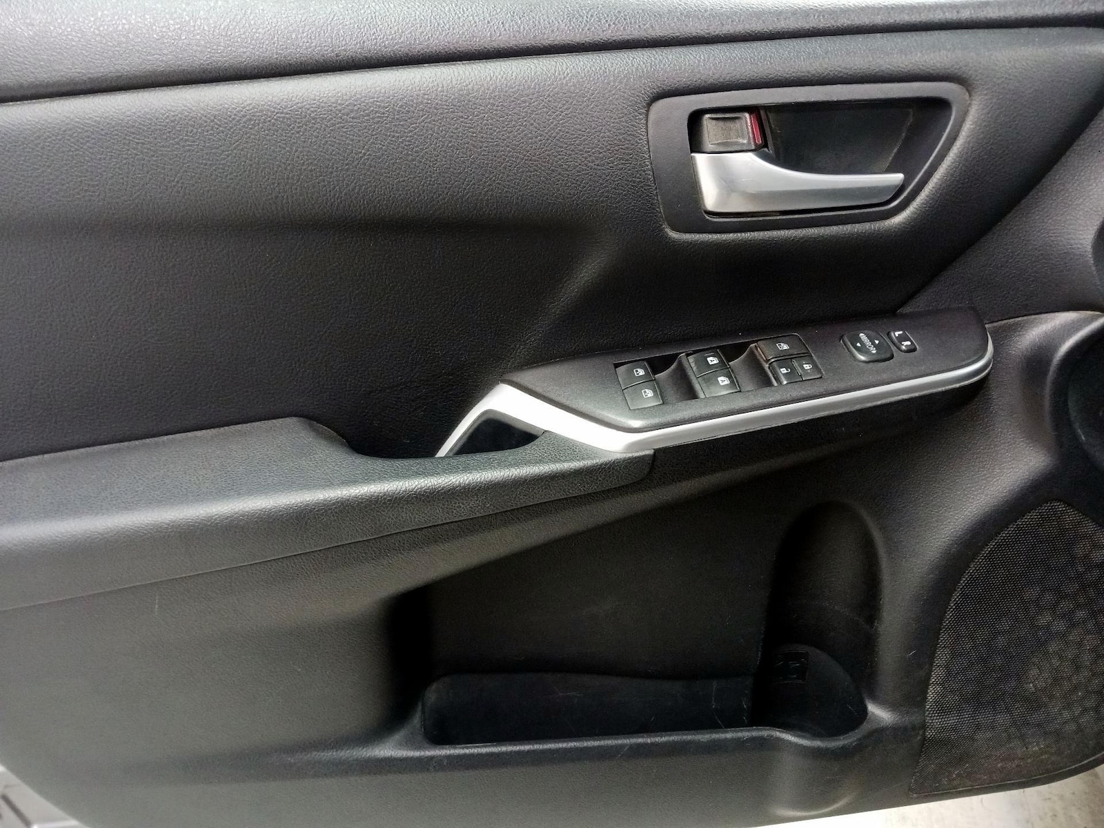 2015 Toyota Camry SE - Photo 13