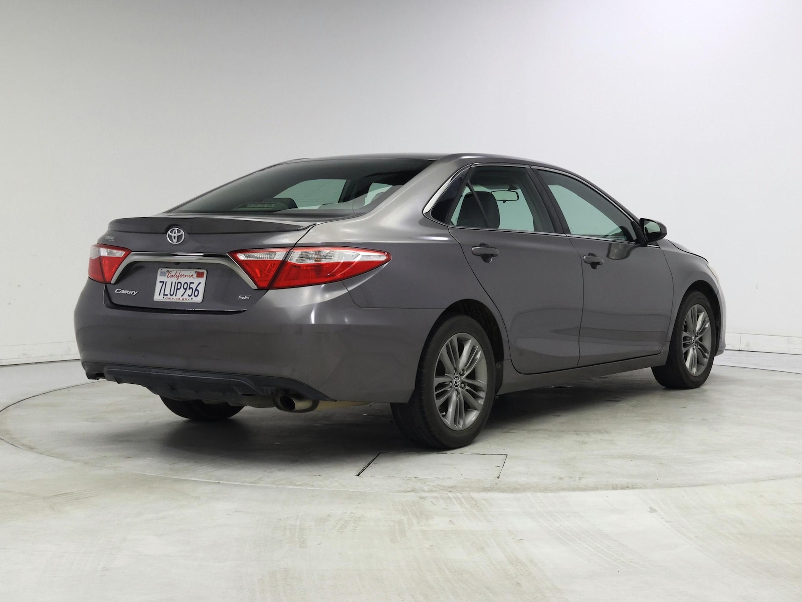 2015 Toyota Camry SE - Photo 9
