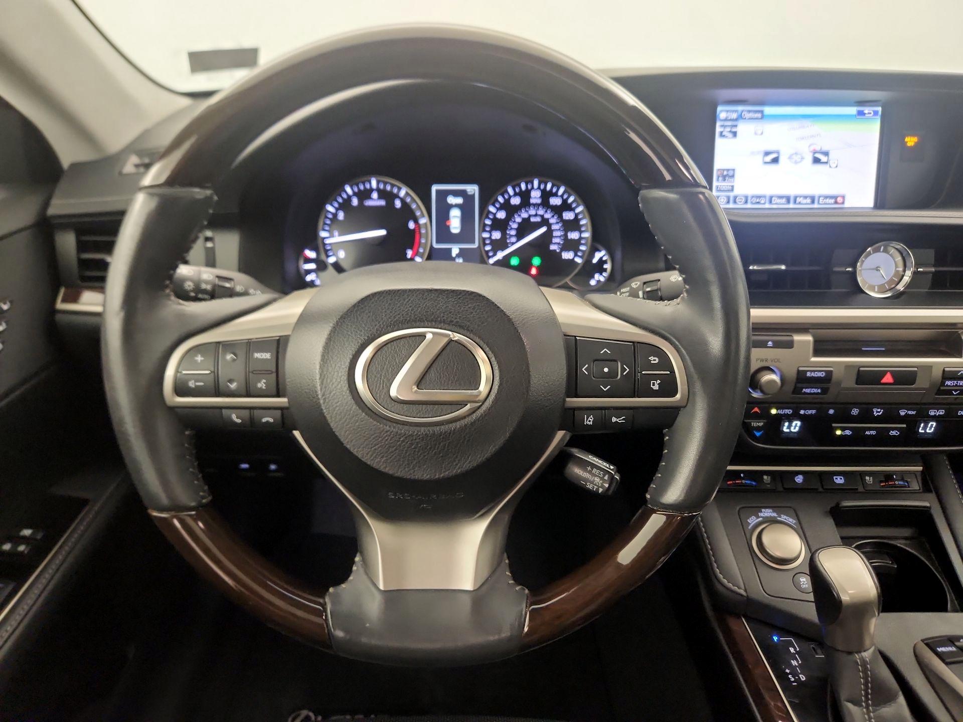 Thumbnail: 2016 Lexus ES - 10