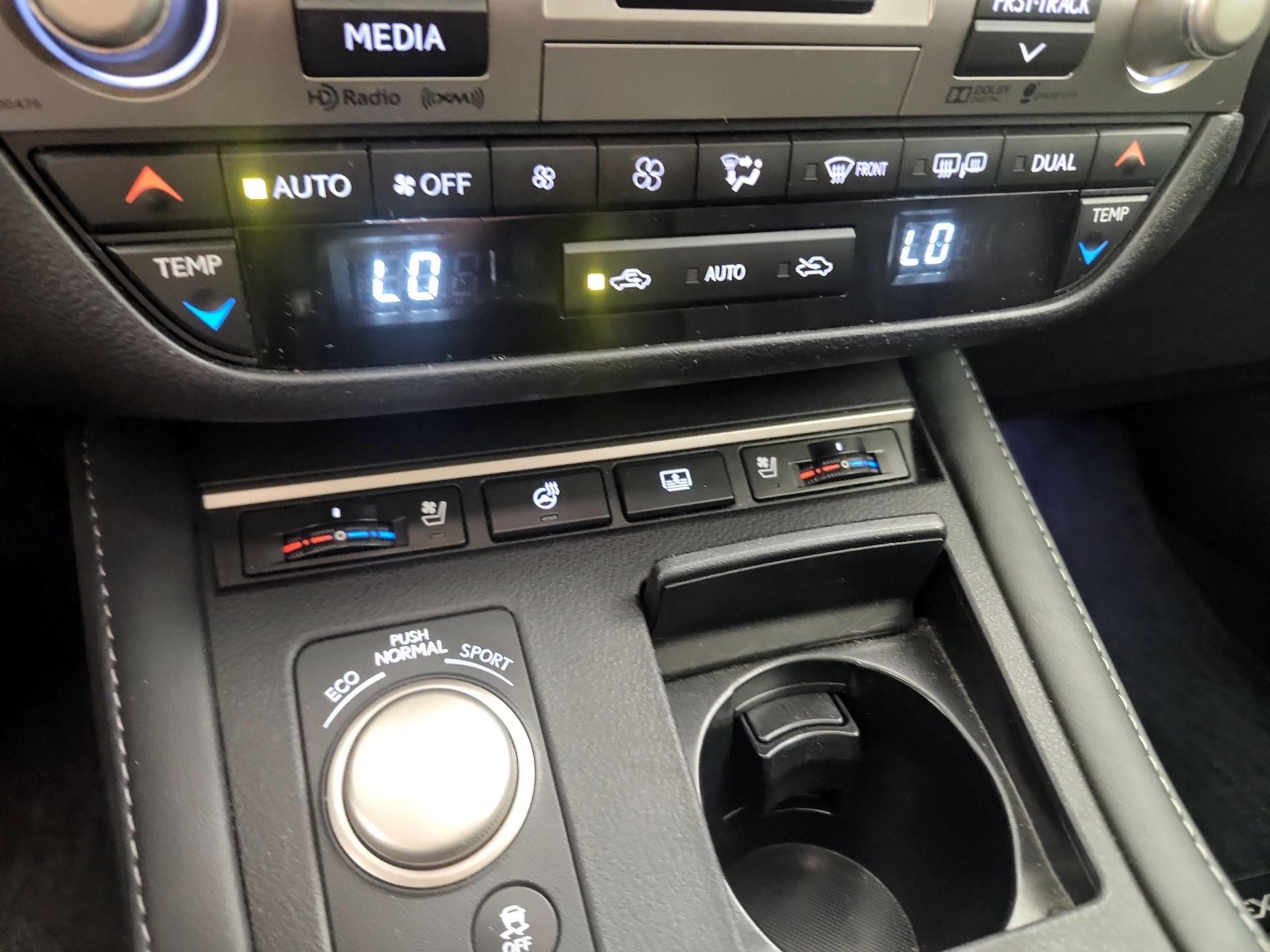 Thumbnail: 2016 Lexus ES - 17