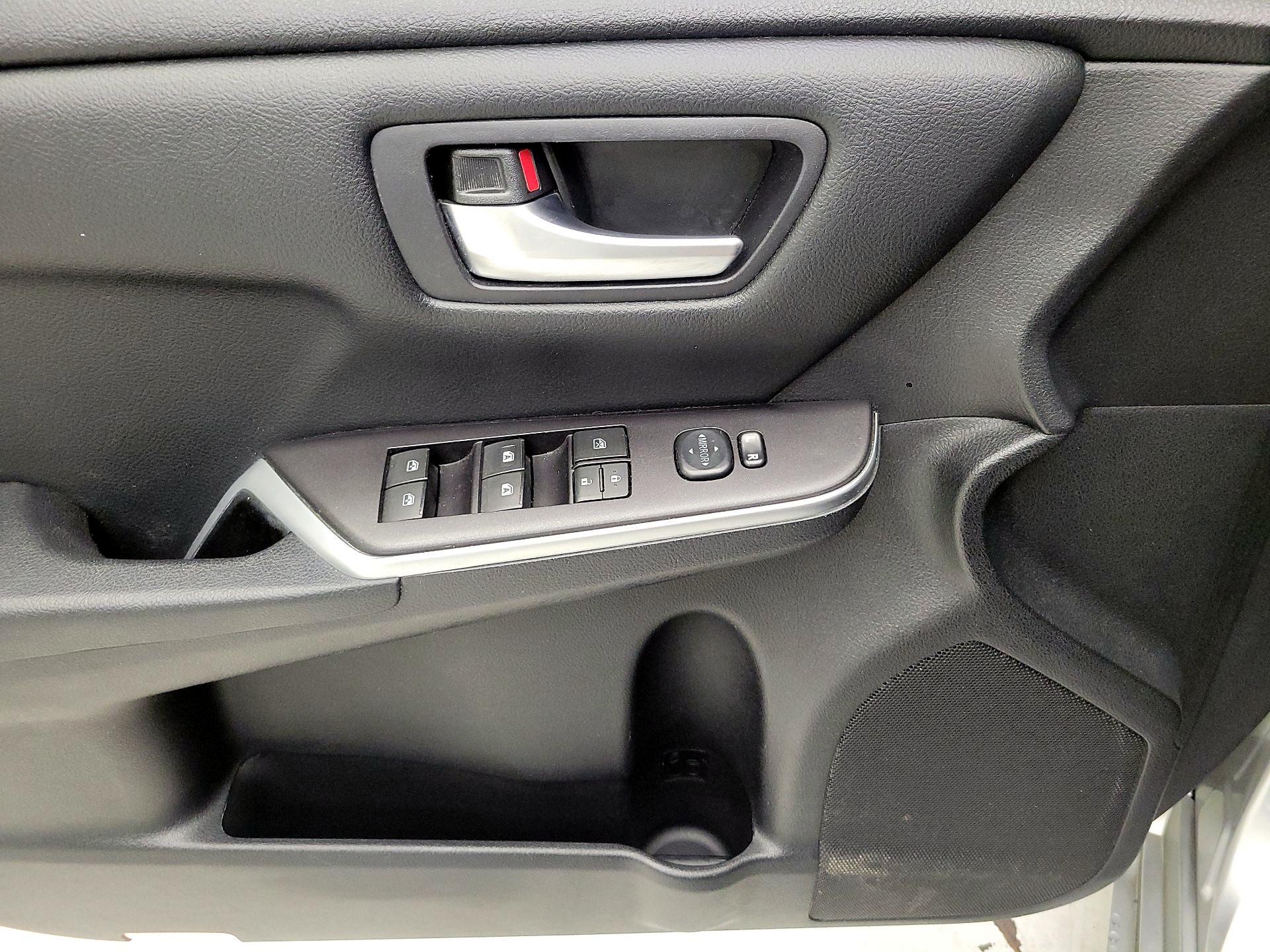 Thumbnail: 2015 Toyota Camry - 12