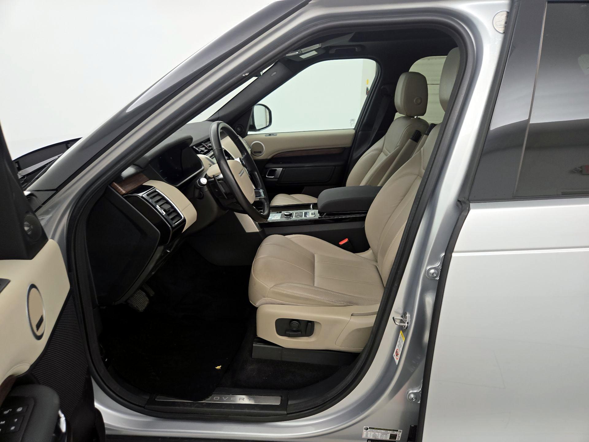 Thumbnail: 2019 Land Rover Discovery - 11