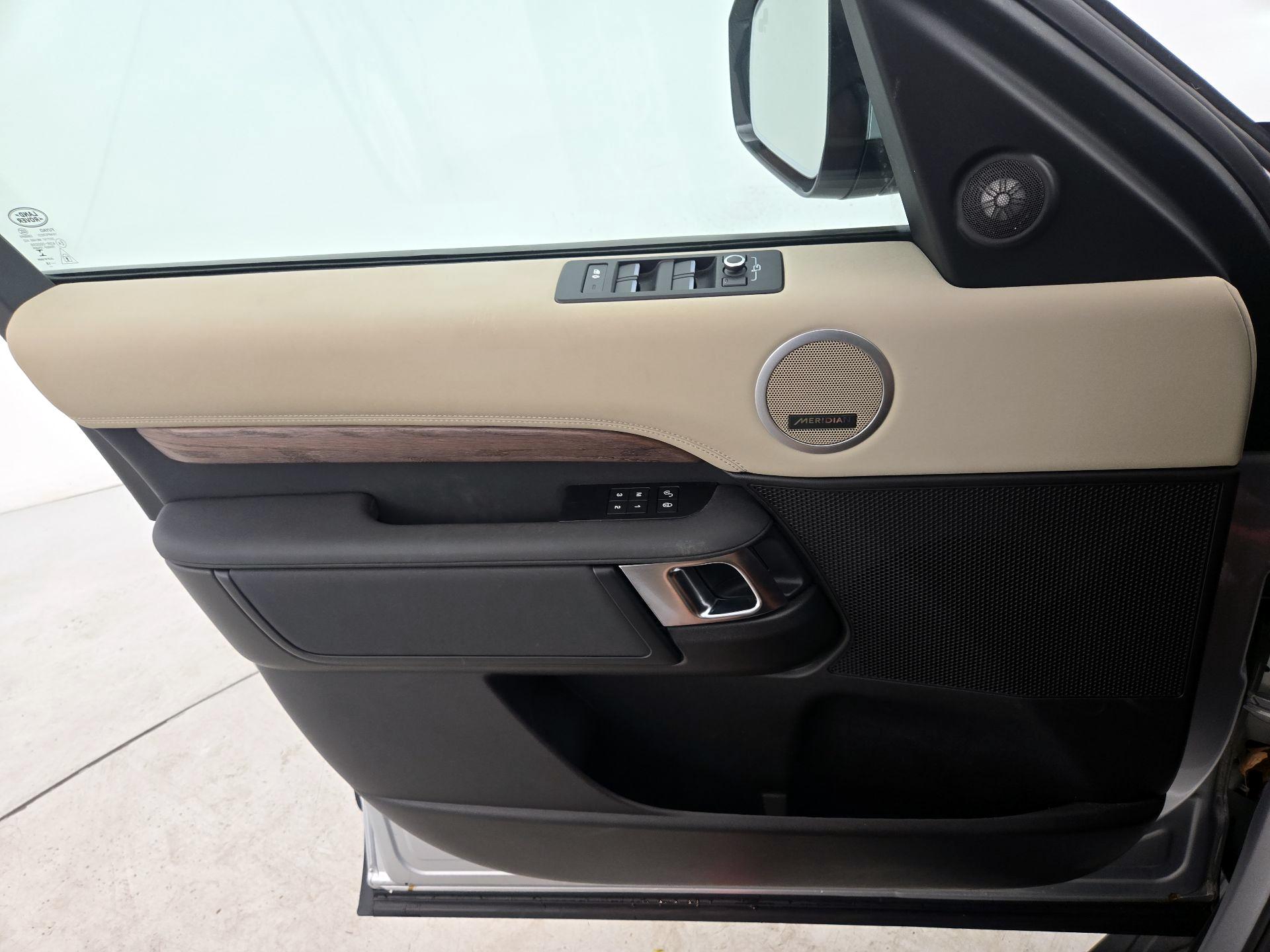 Thumbnail: 2019 Land Rover Discovery - 12