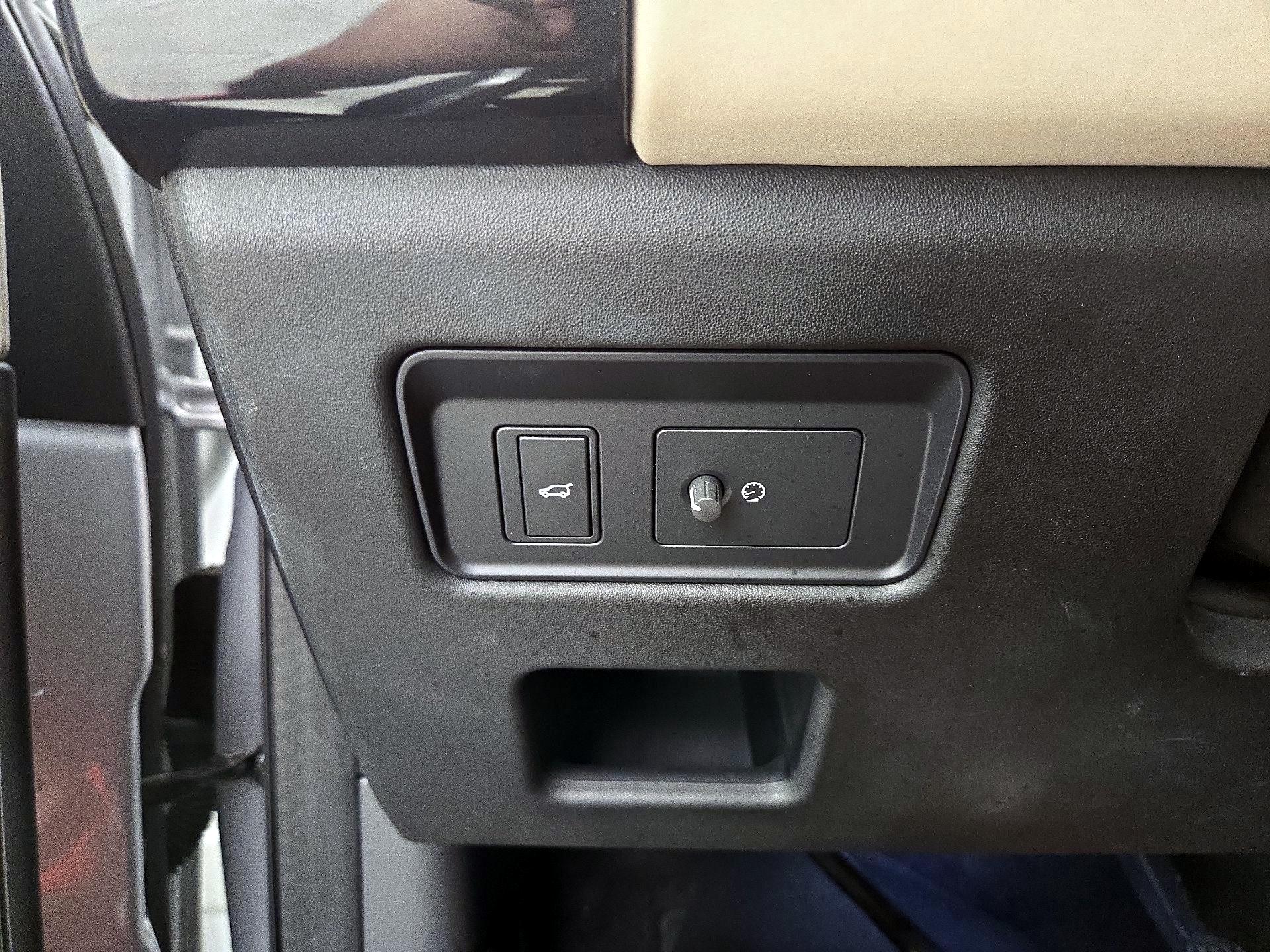 Thumbnail: 2019 Land Rover Discovery - 13