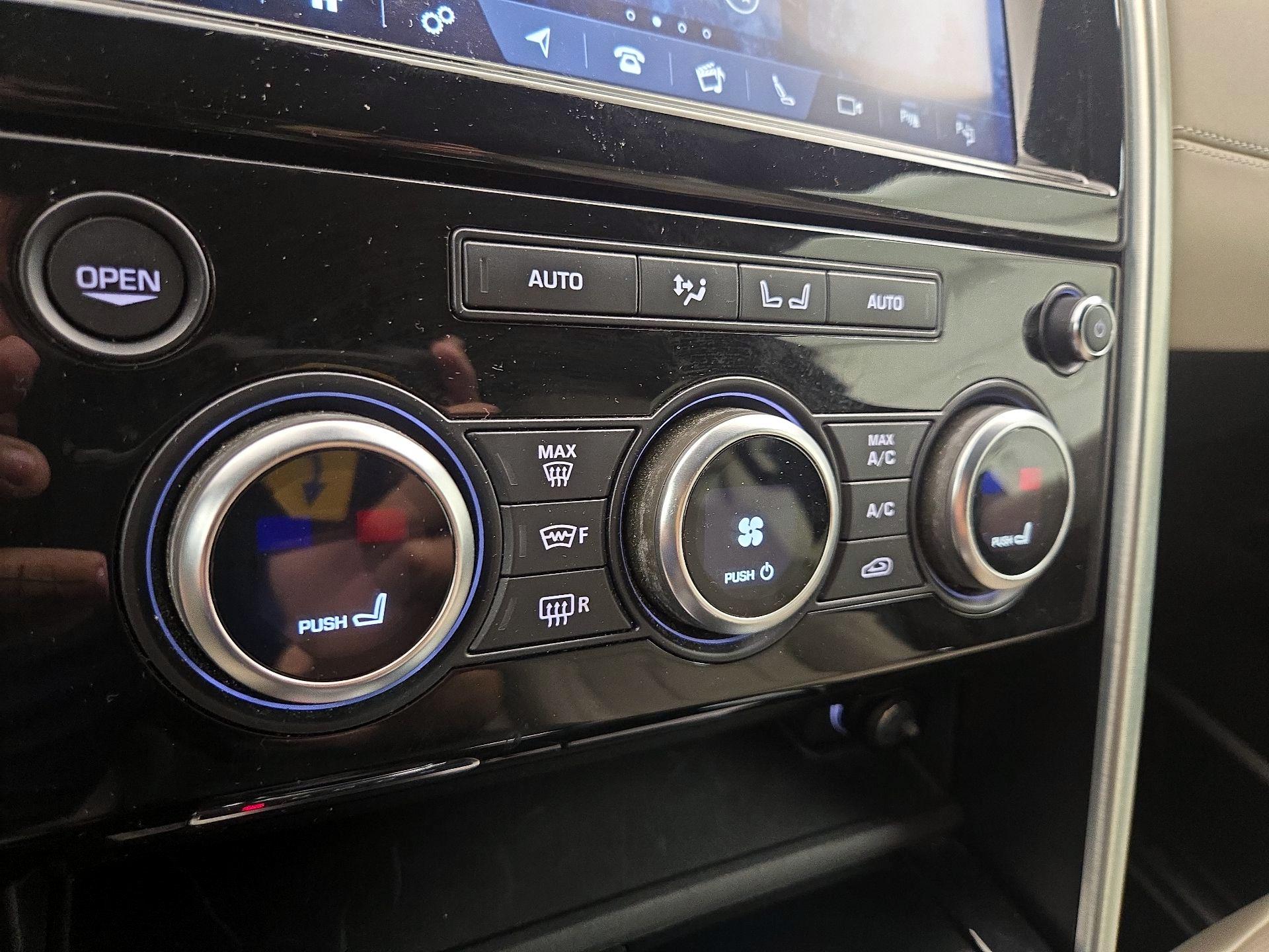 Thumbnail: 2019 Land Rover Discovery - 17