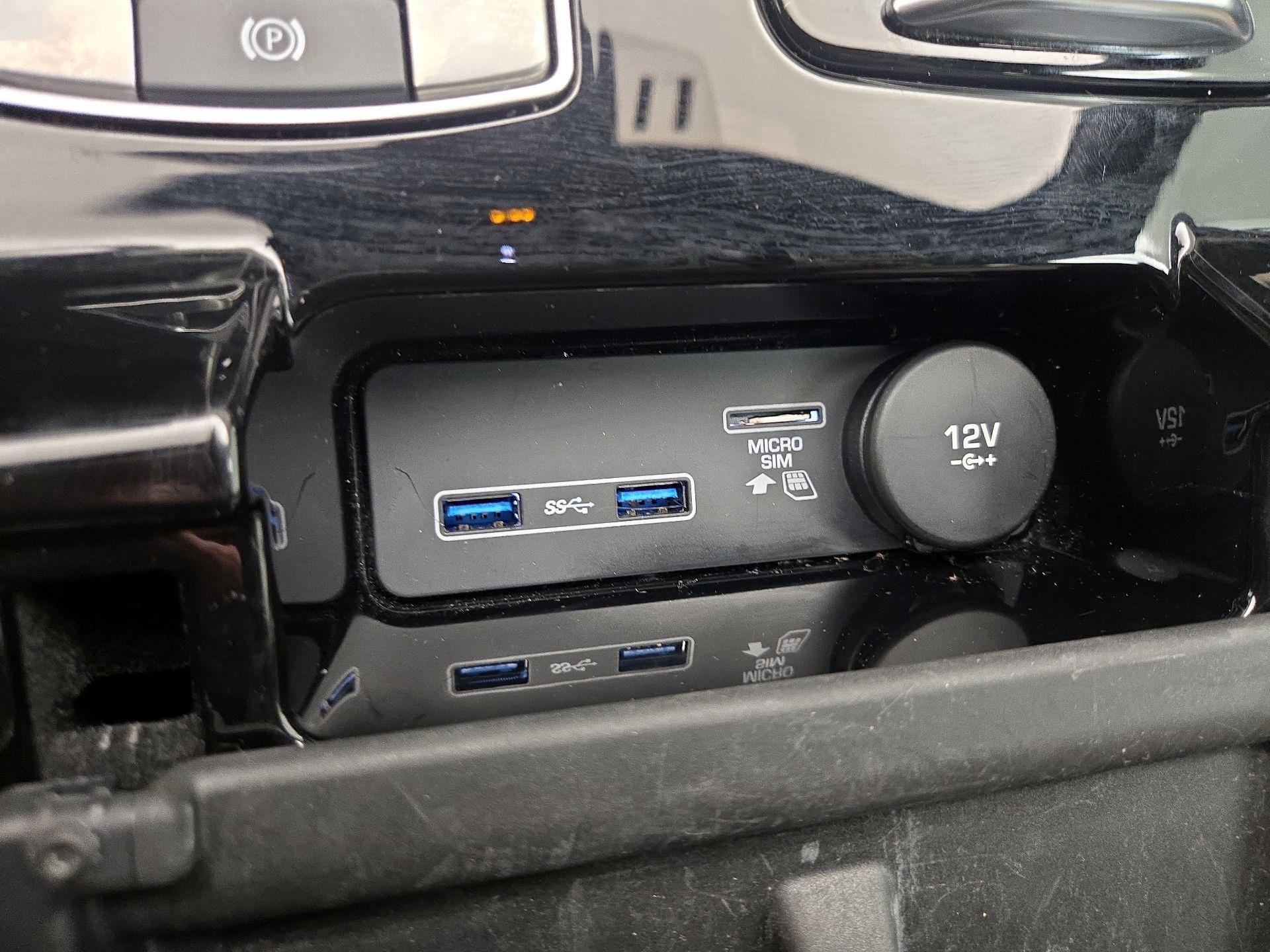 Thumbnail: 2019 Land Rover Discovery - 19