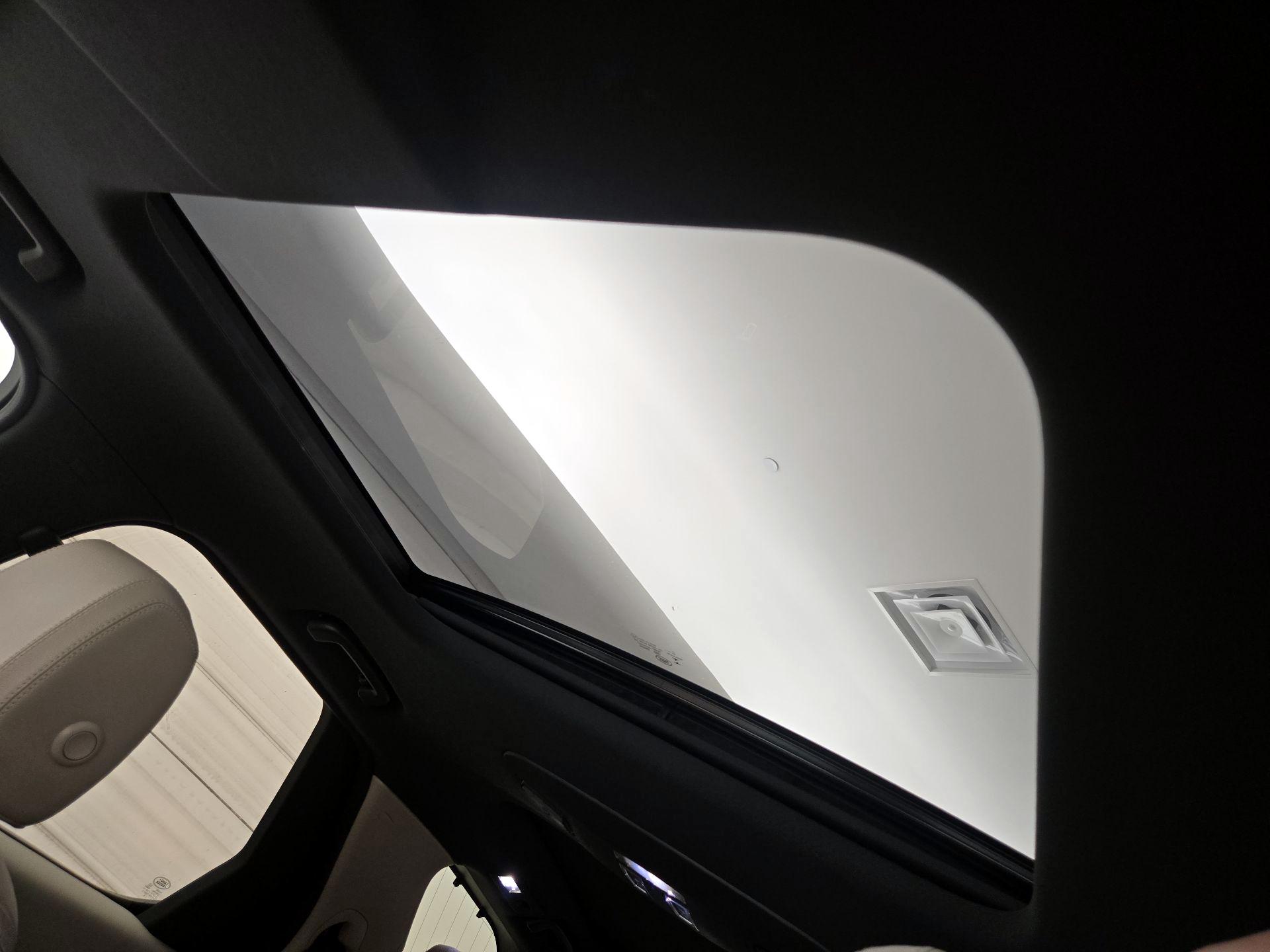 Thumbnail: 2019 Land Rover Discovery - 20