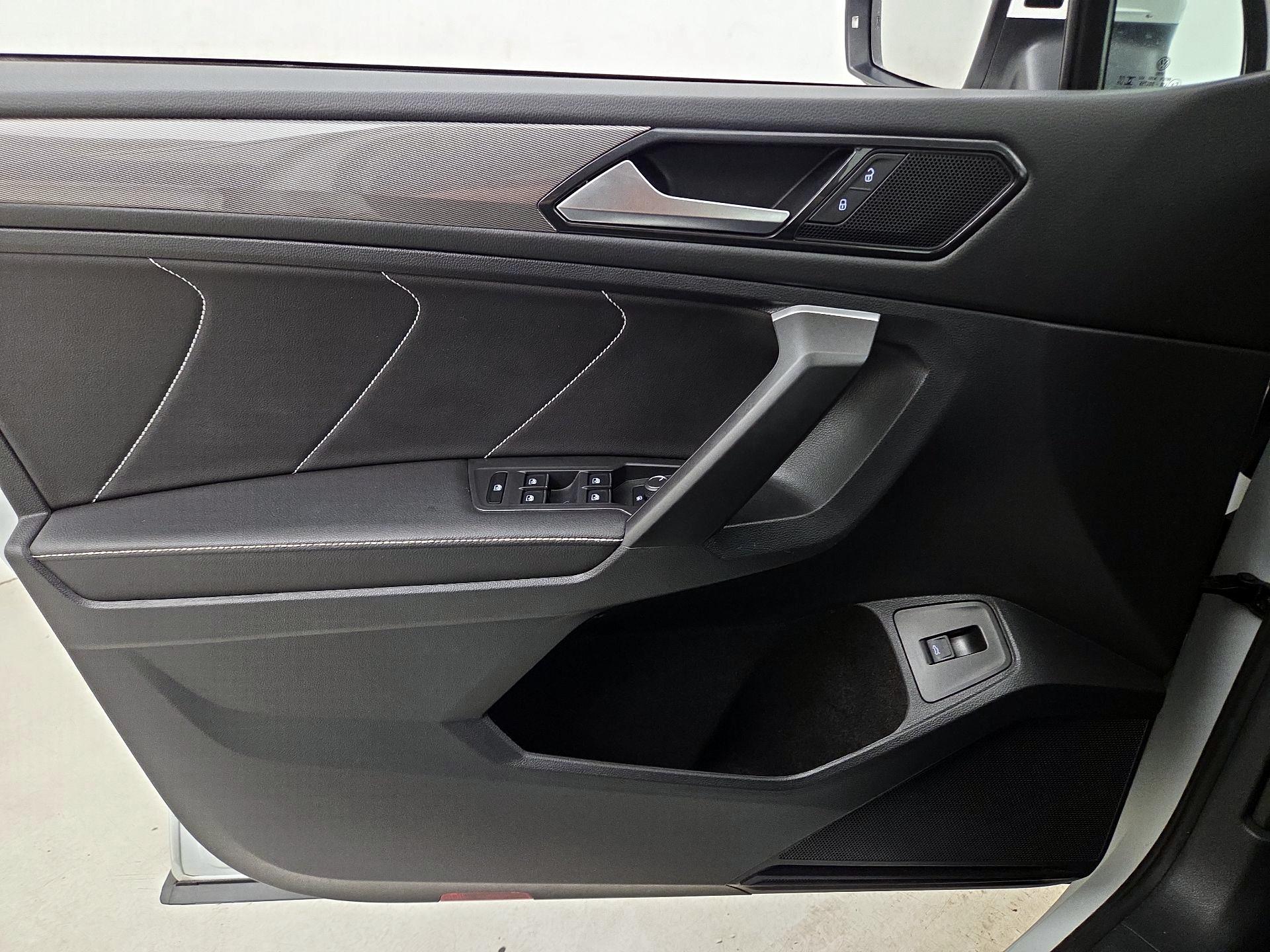 Thumbnail: 2023 Volkswagen Tiguan - 12