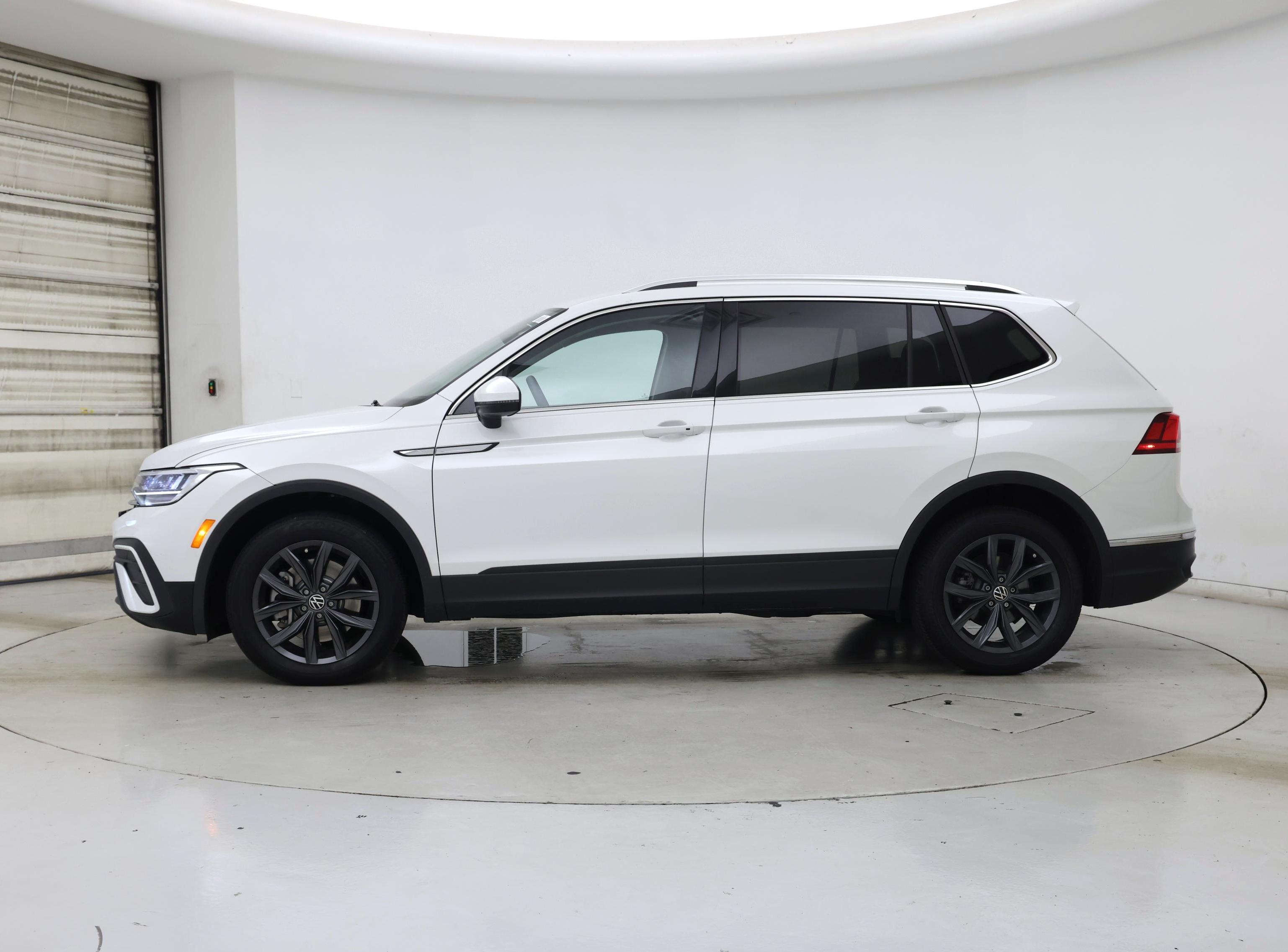 Thumbnail: 2023 Volkswagen Tiguan - 3