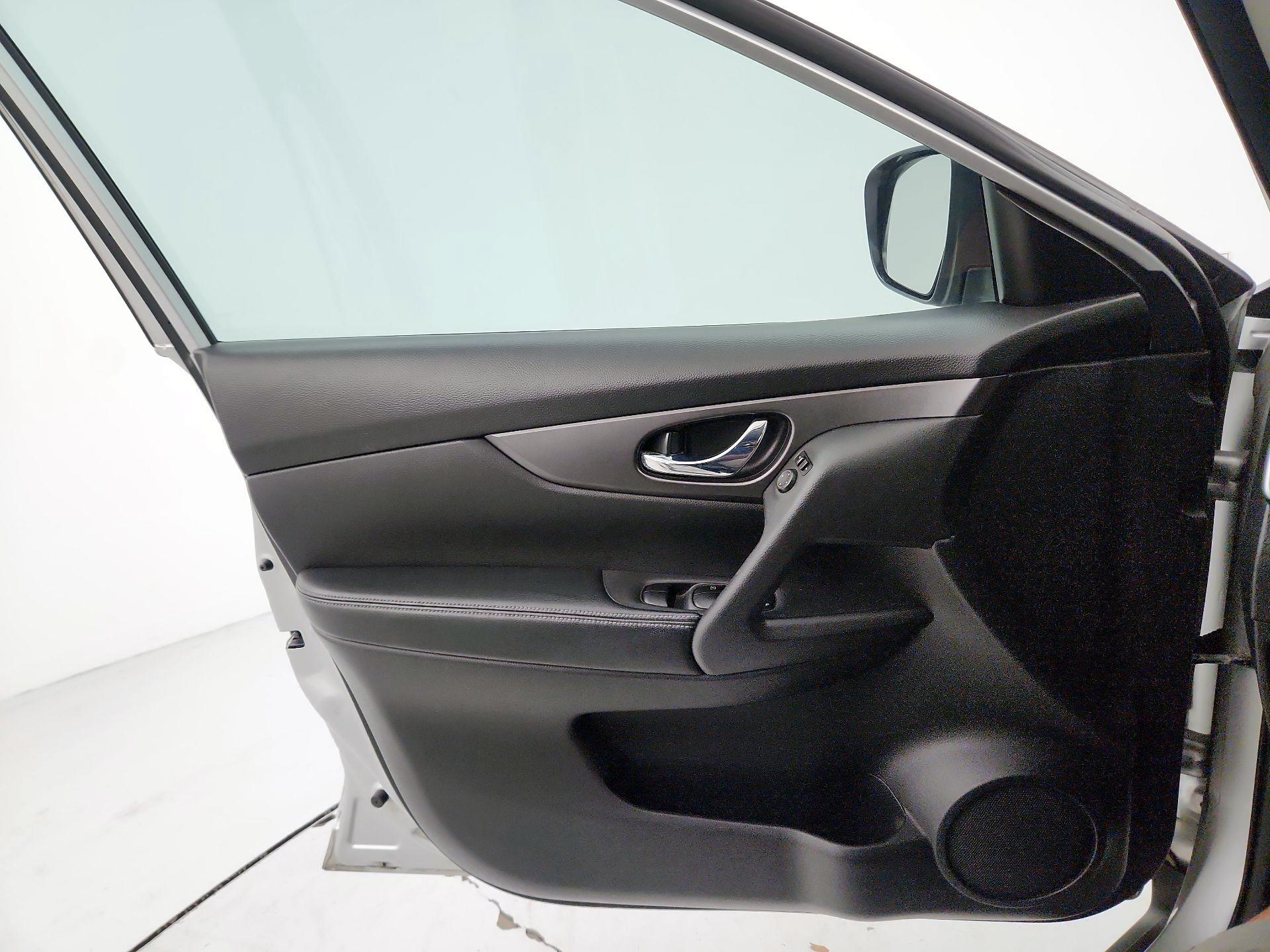 Thumbnail: 2016 Nissan Rogue - 10