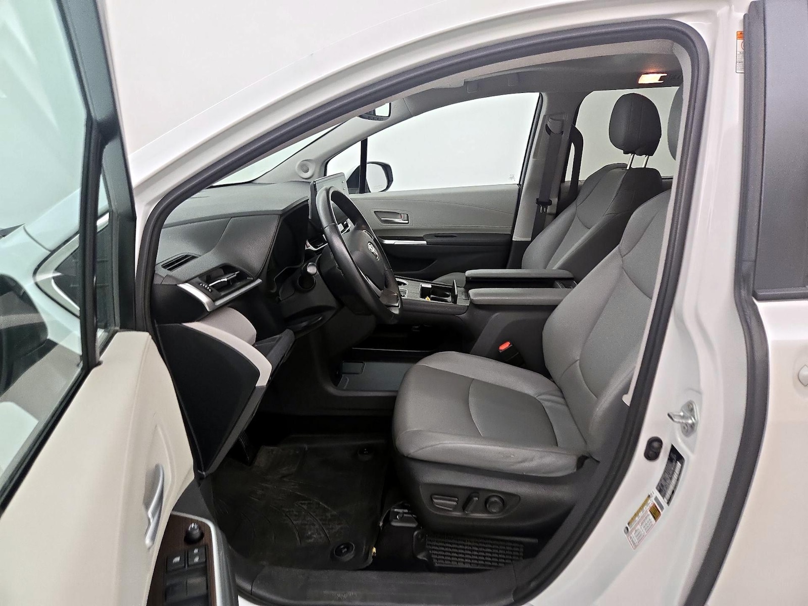 2022 Toyota Sienna XLE - Photo 12