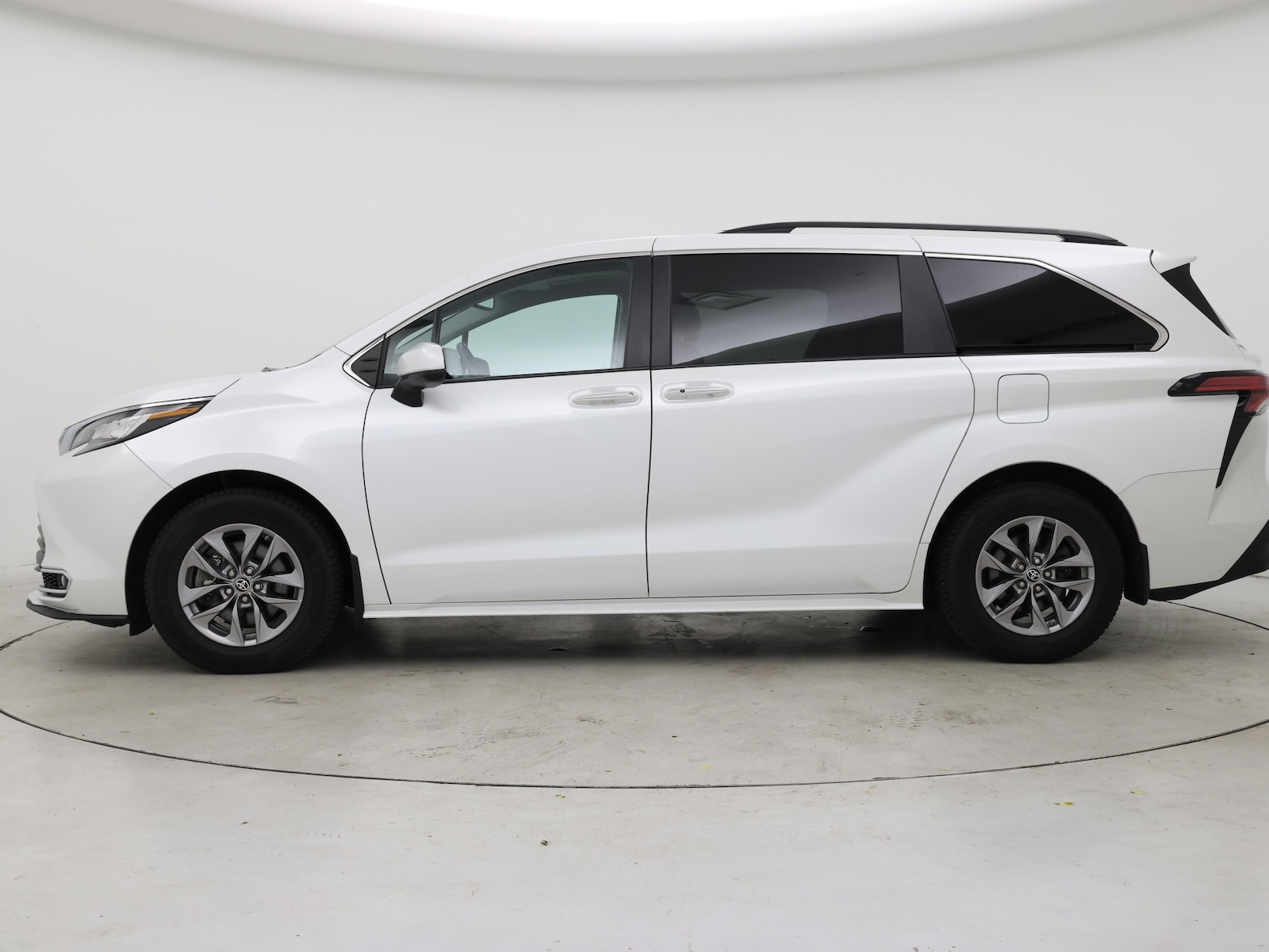 2022 Toyota Sienna XLE - Photo 4